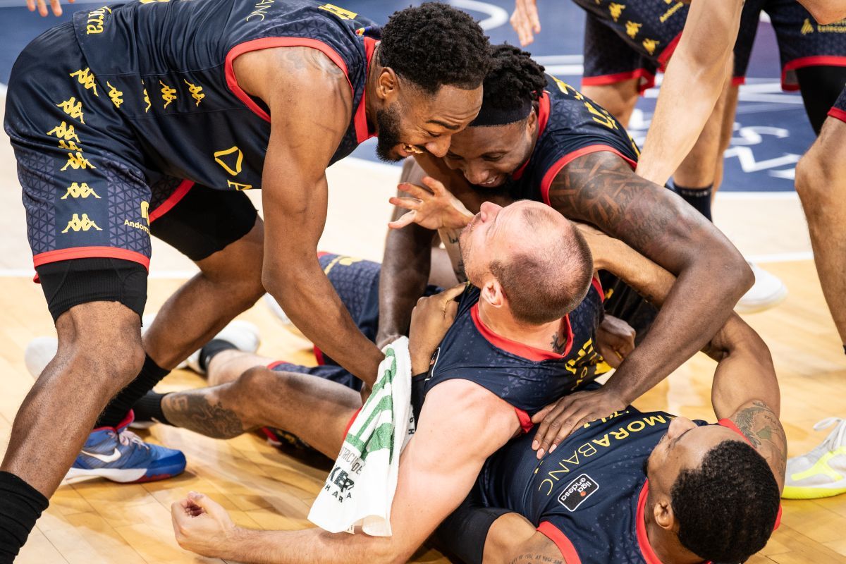 Els jugadors del MoraBanc Andorra es llançen sobre Rafa Luz després del triple.