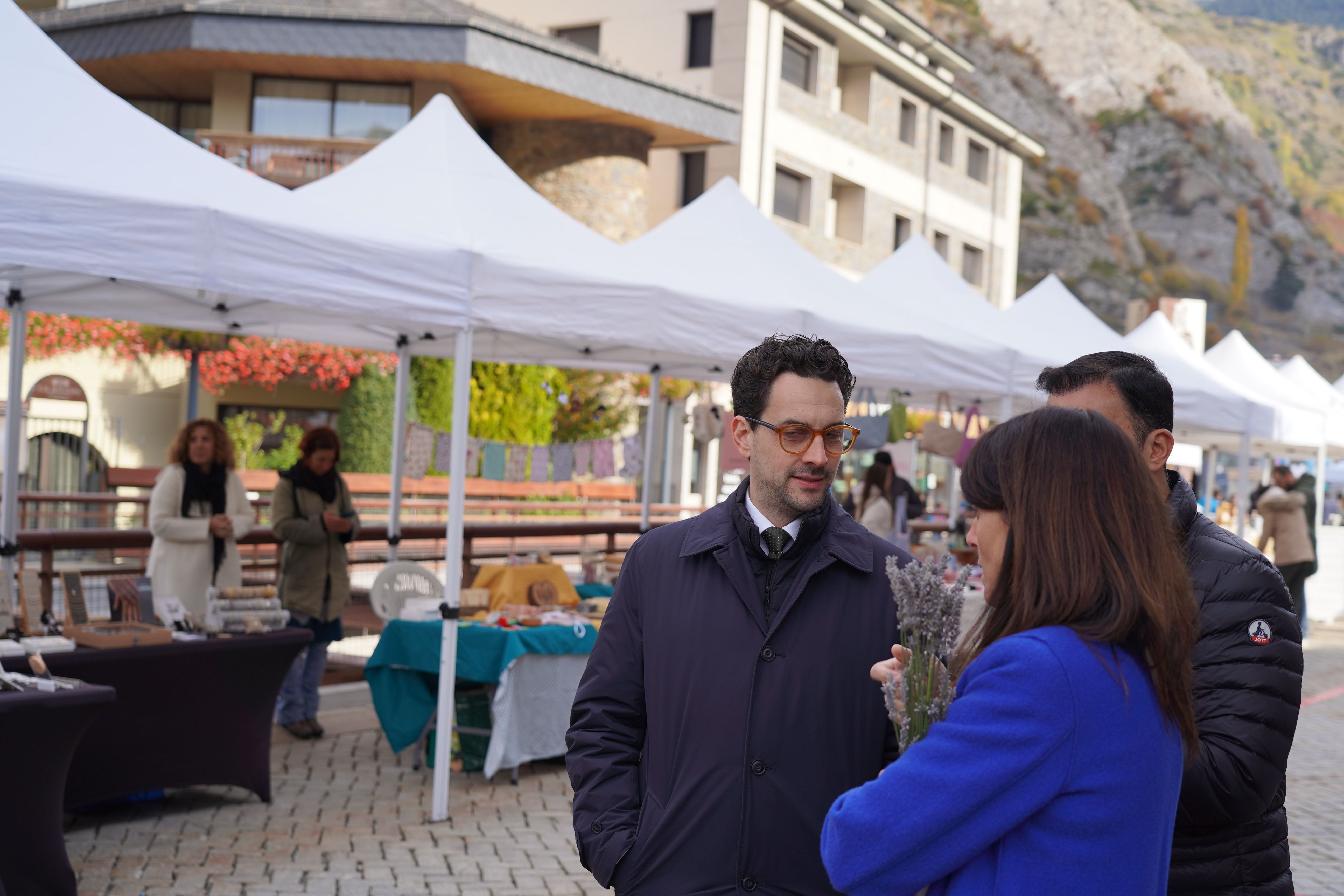 El ministre, Guillem Casal, aquest matí a la fira, ja sense bestiar, de Canillo.
