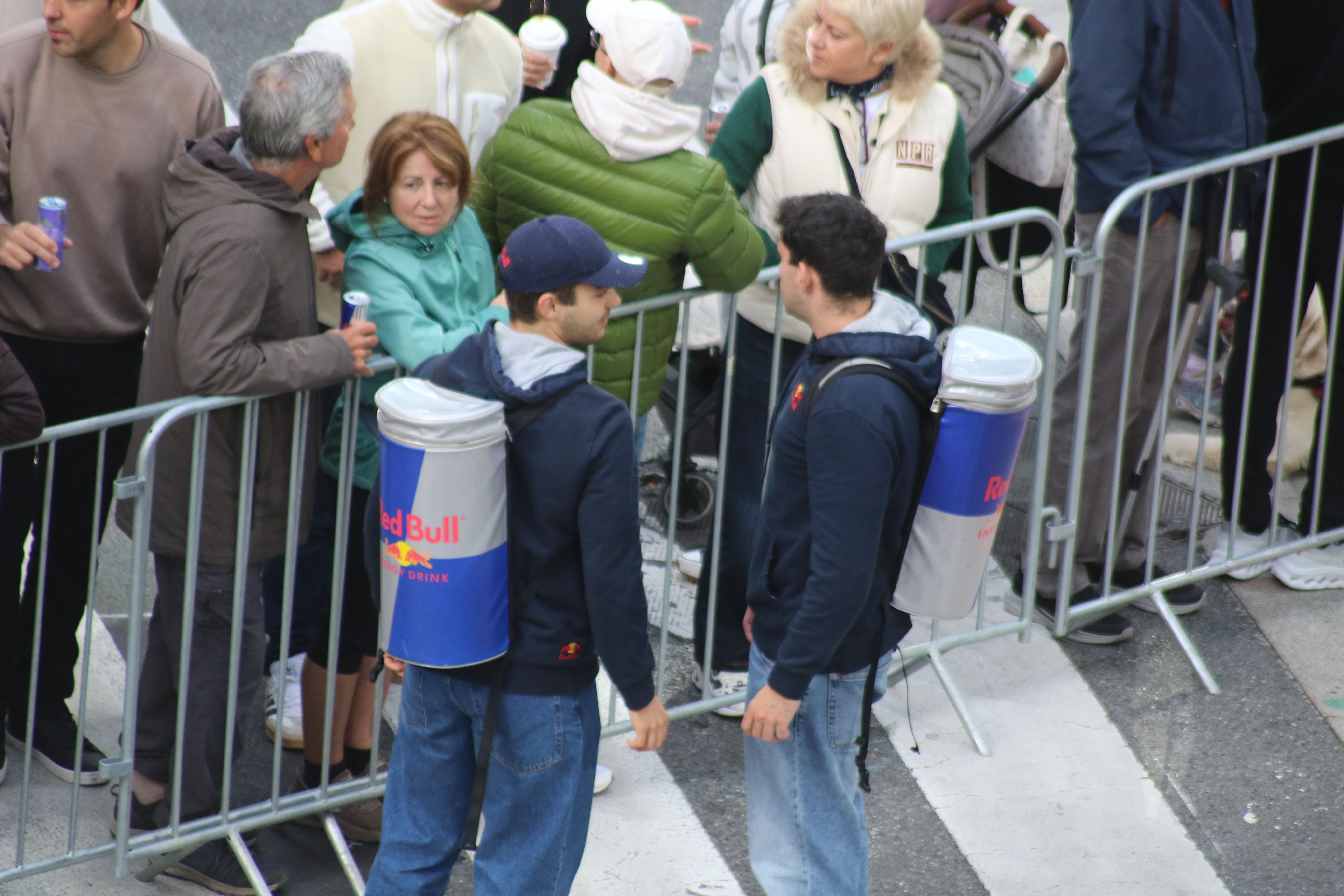 Fent promoció abans de la cursa. Fent promoció abans de la cursa.