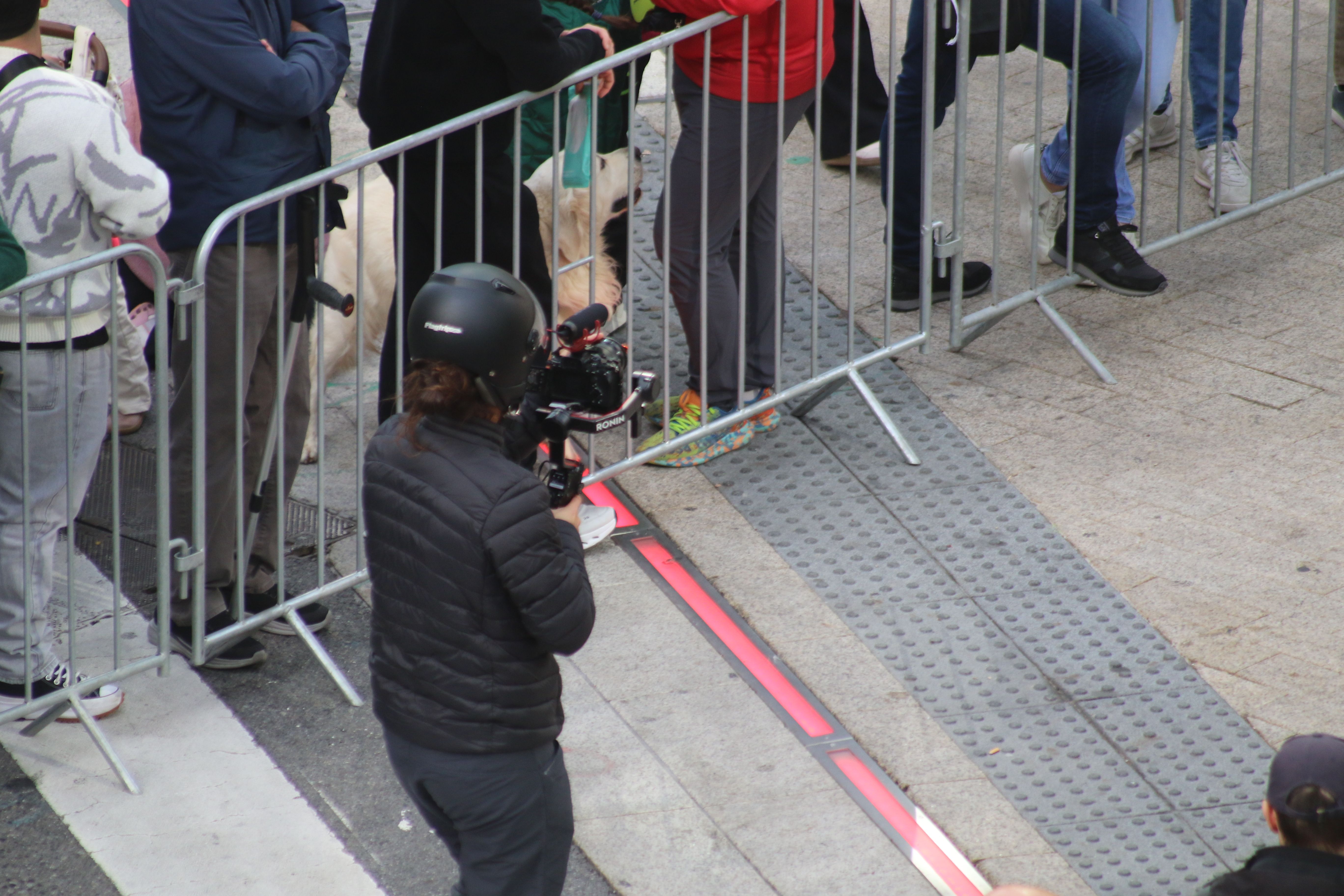 De càmeres n'hi havia per tot arreu. De càmeres n'hi havia per tot arreu.