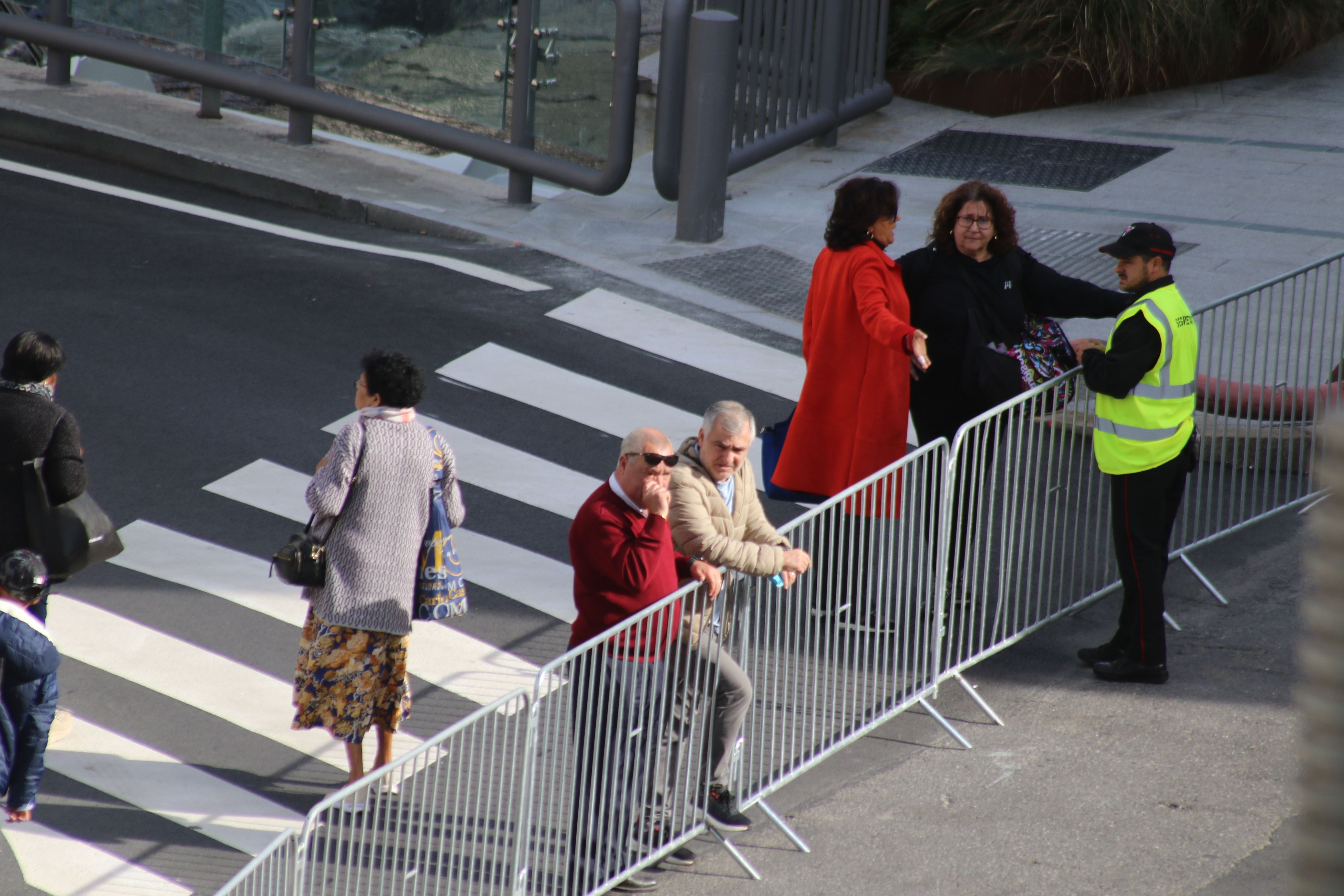 Unes dones demanant explicacions a un vigilant de seguretat perquè no podien passar. Unes dones demanant explicacions a un vigilant de seguretat perquè no podien passar.