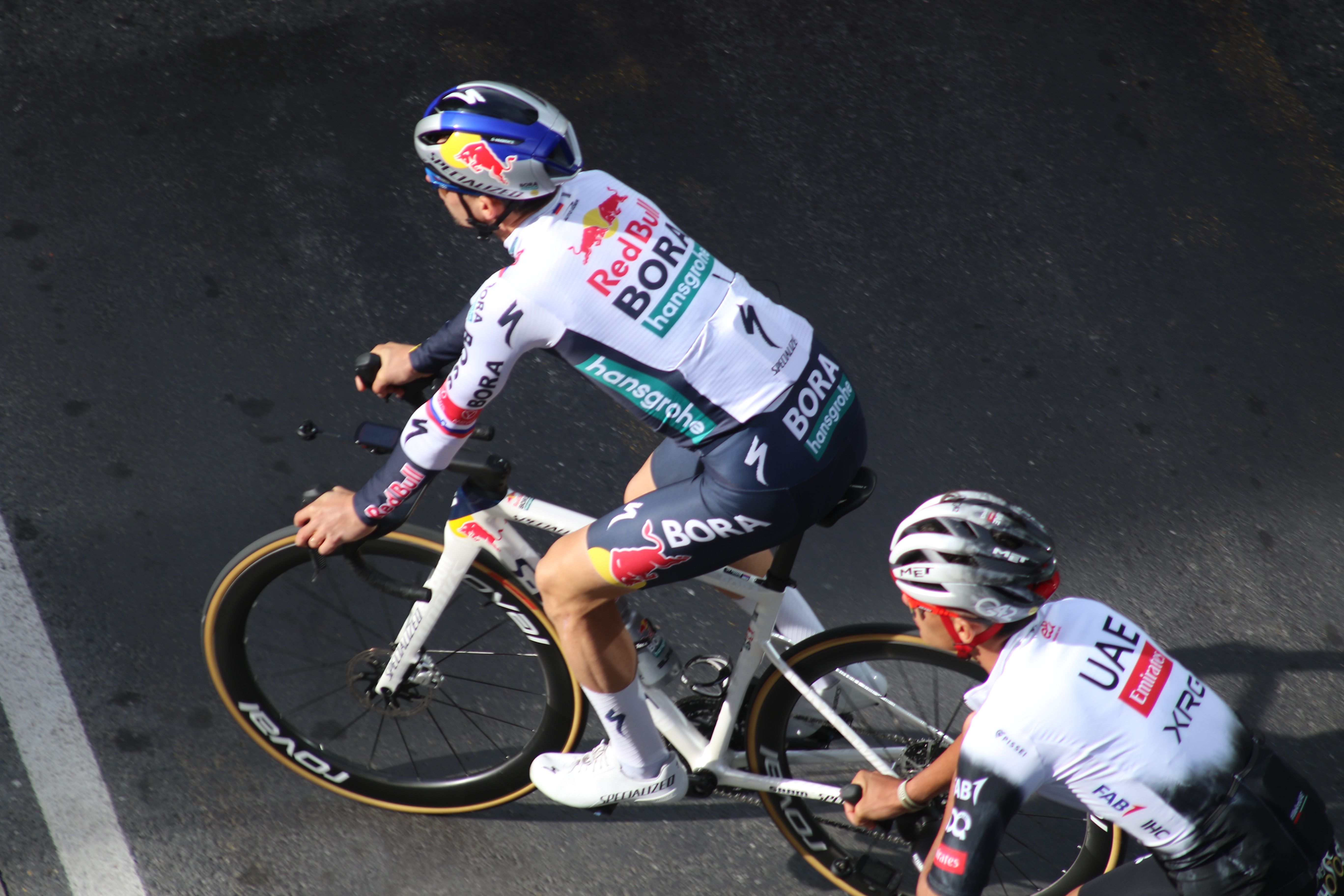 Els ciclistes durant el trajecte. Els ciclistes durant el trajecte.