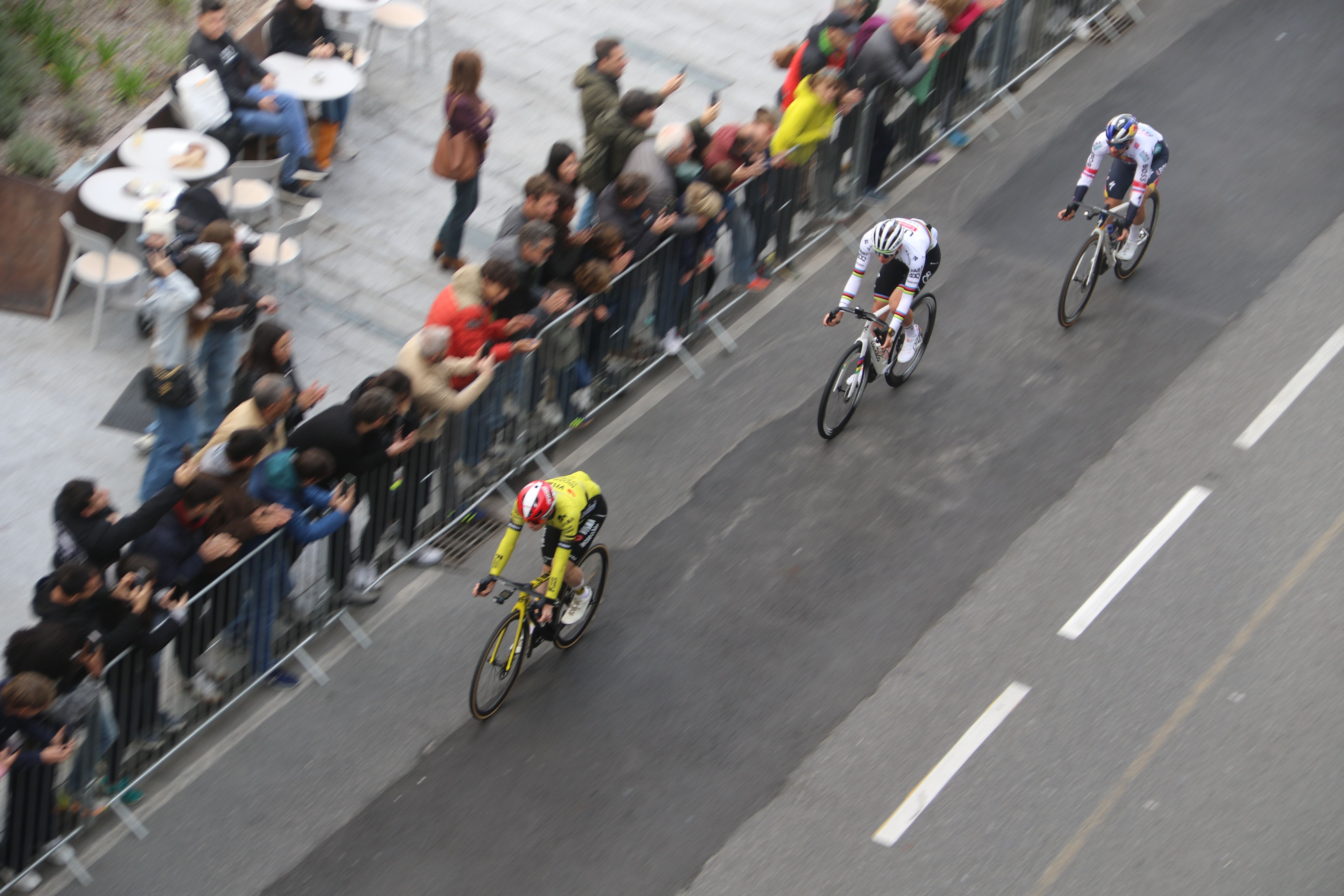 Els ciclistes durant el trajecte. Els ciclistes durant el trajecte.