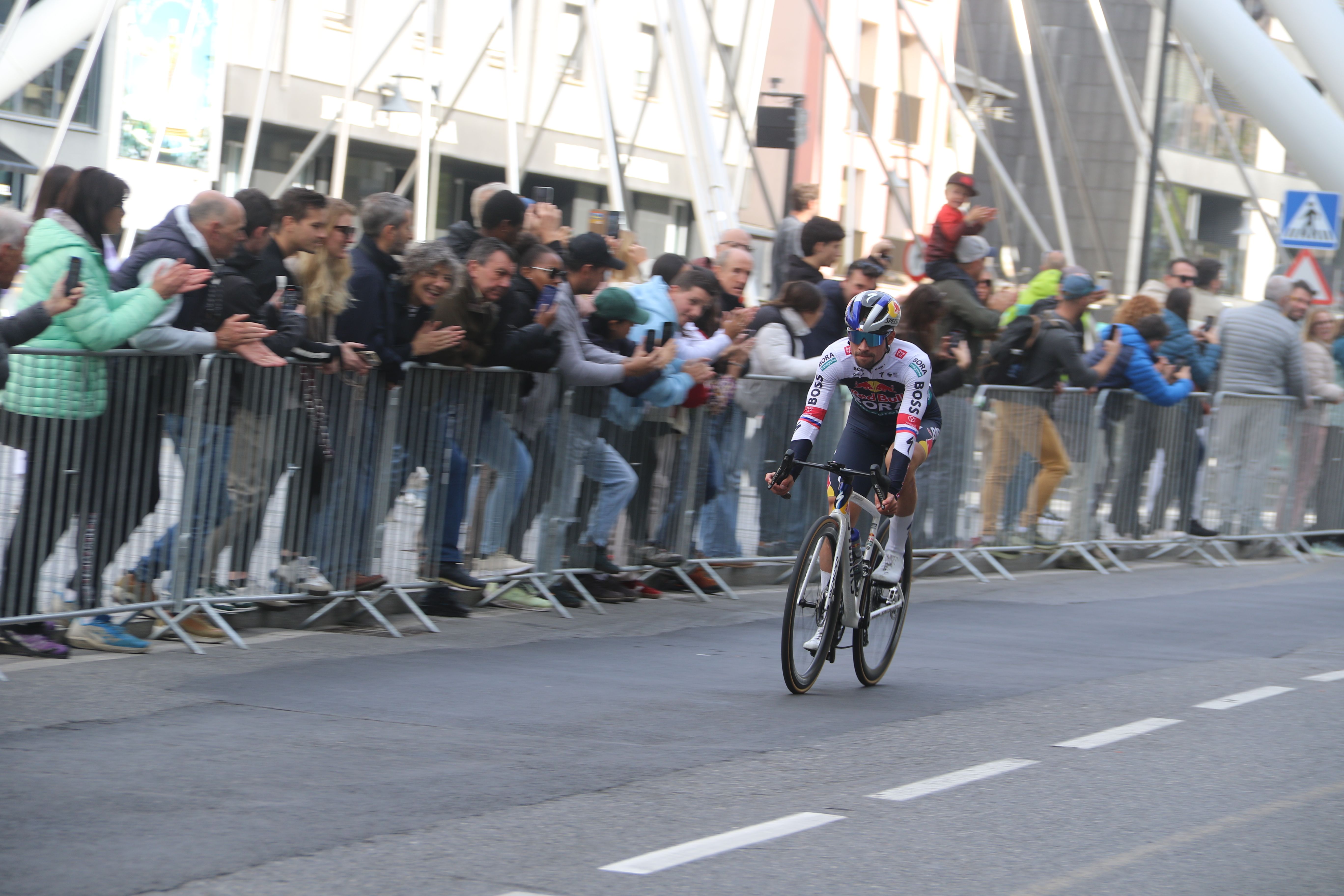 Roglic ha encapçalat durant una estona la cursa. Roglic ha encapçalat durant una estona la cursa.