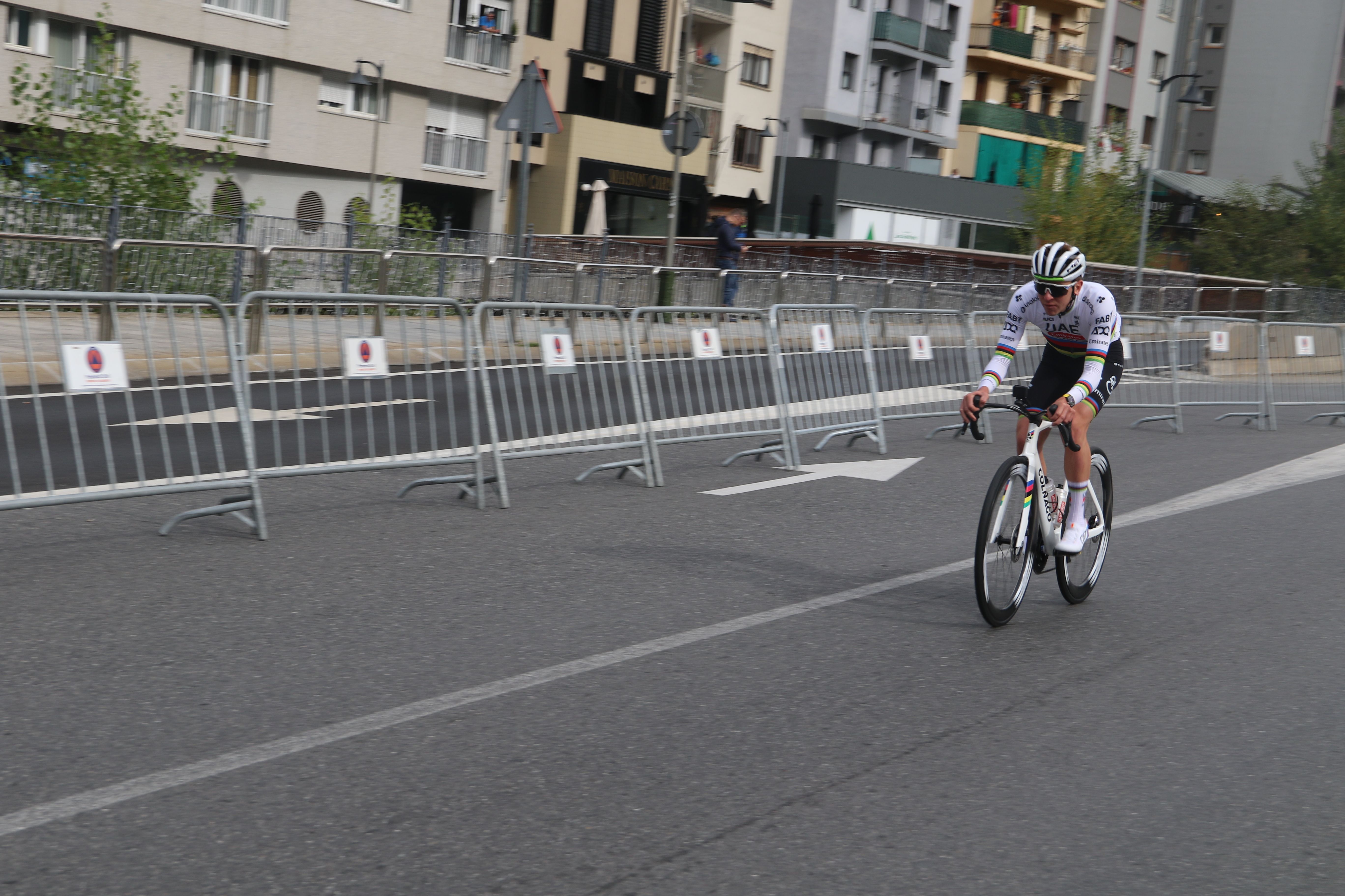 Pogačar en un tram on no hi havia absolutament ningú. Pogačar en un tram on no hi havia absolutament ningú.