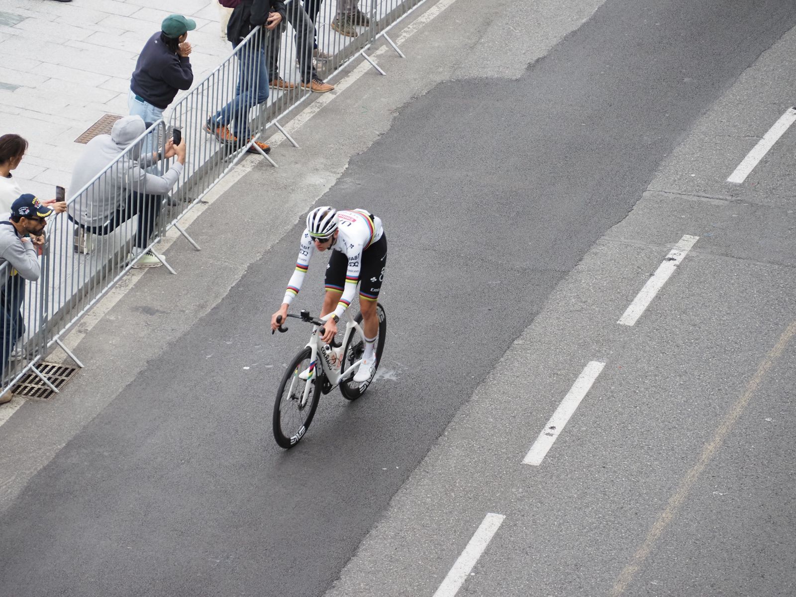 Pogačar durant el recorregut urbà. Pogačar durant el recorregut urbà.