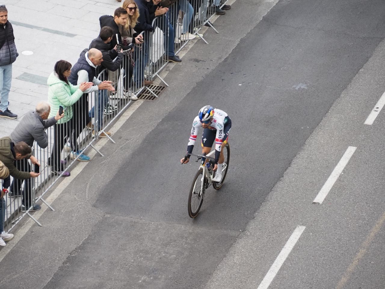 Roglic durant el recorregut urbà. Roglic durant el recorregut urbà.
