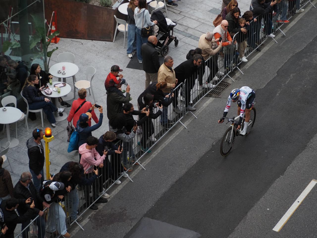 Roglic ha encapçalat durant una estona el recorregut urbà. Roglic ha encapçalat durant una estona el recorregut urbà.