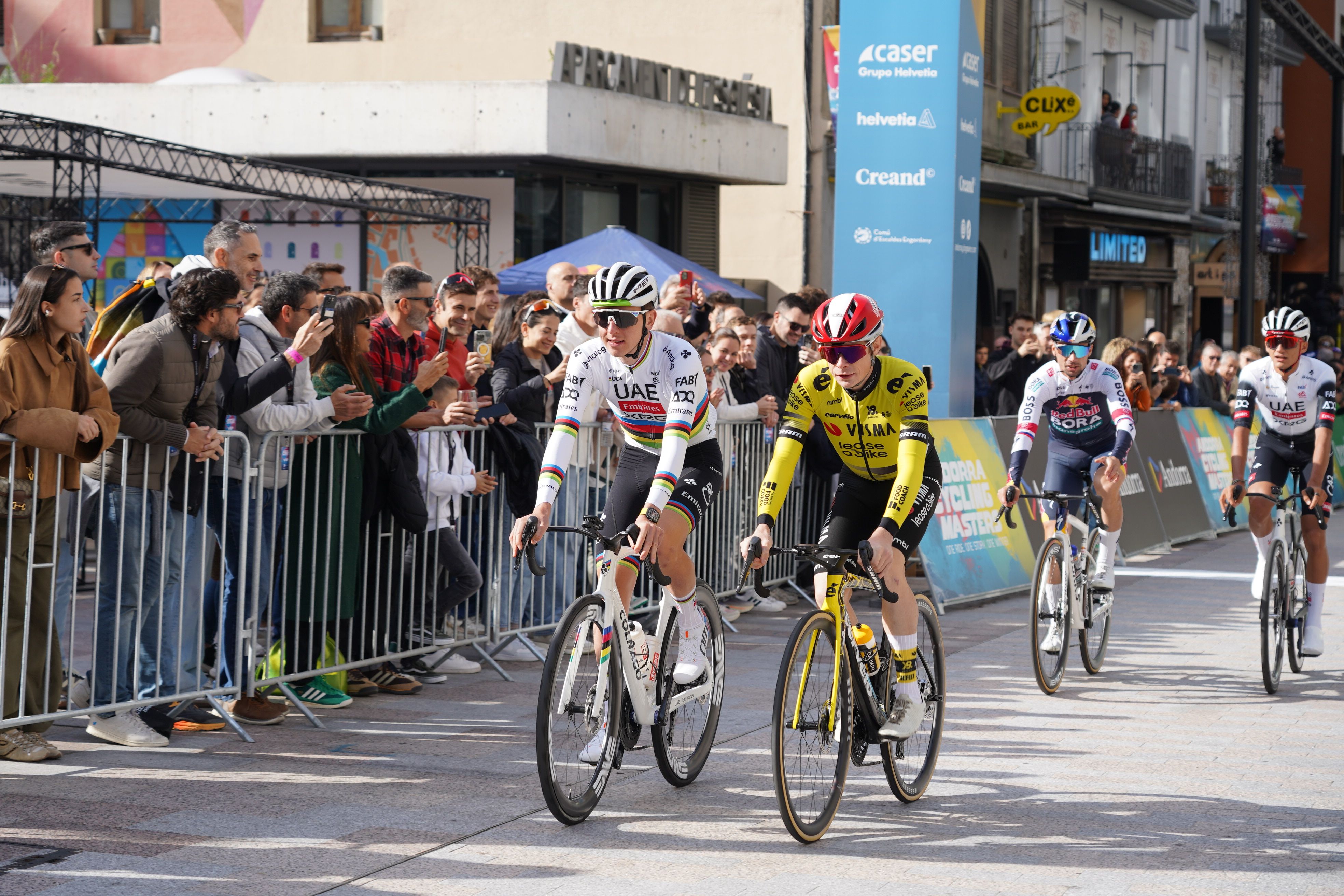 Tadej Pogacar i Jonas Vingegaard, a la plaça de l'església d'Escaldes.