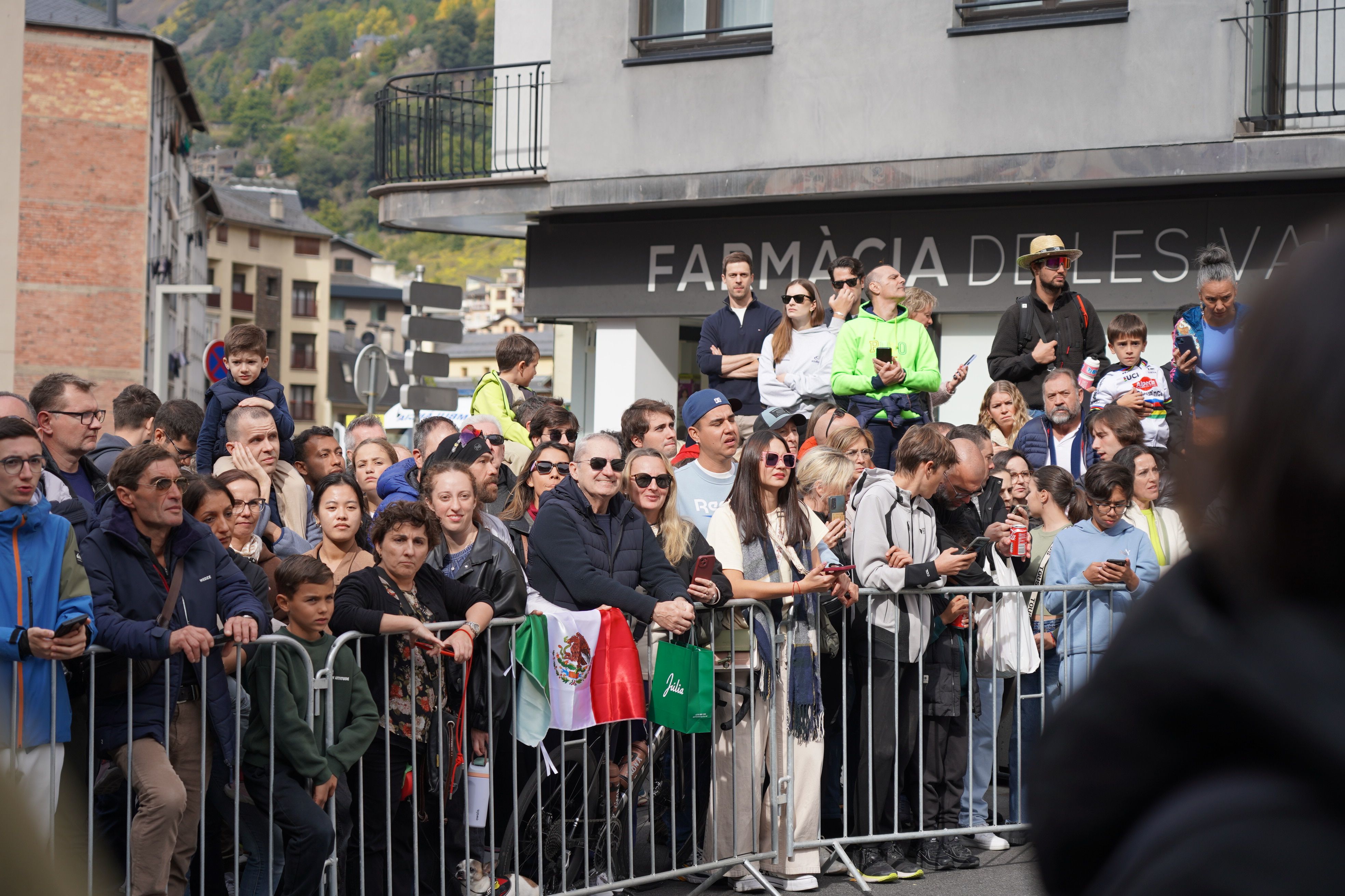 Aficionats mexicans, a l'entrega de premis després que Del Toro s'imposés a l'esprint.