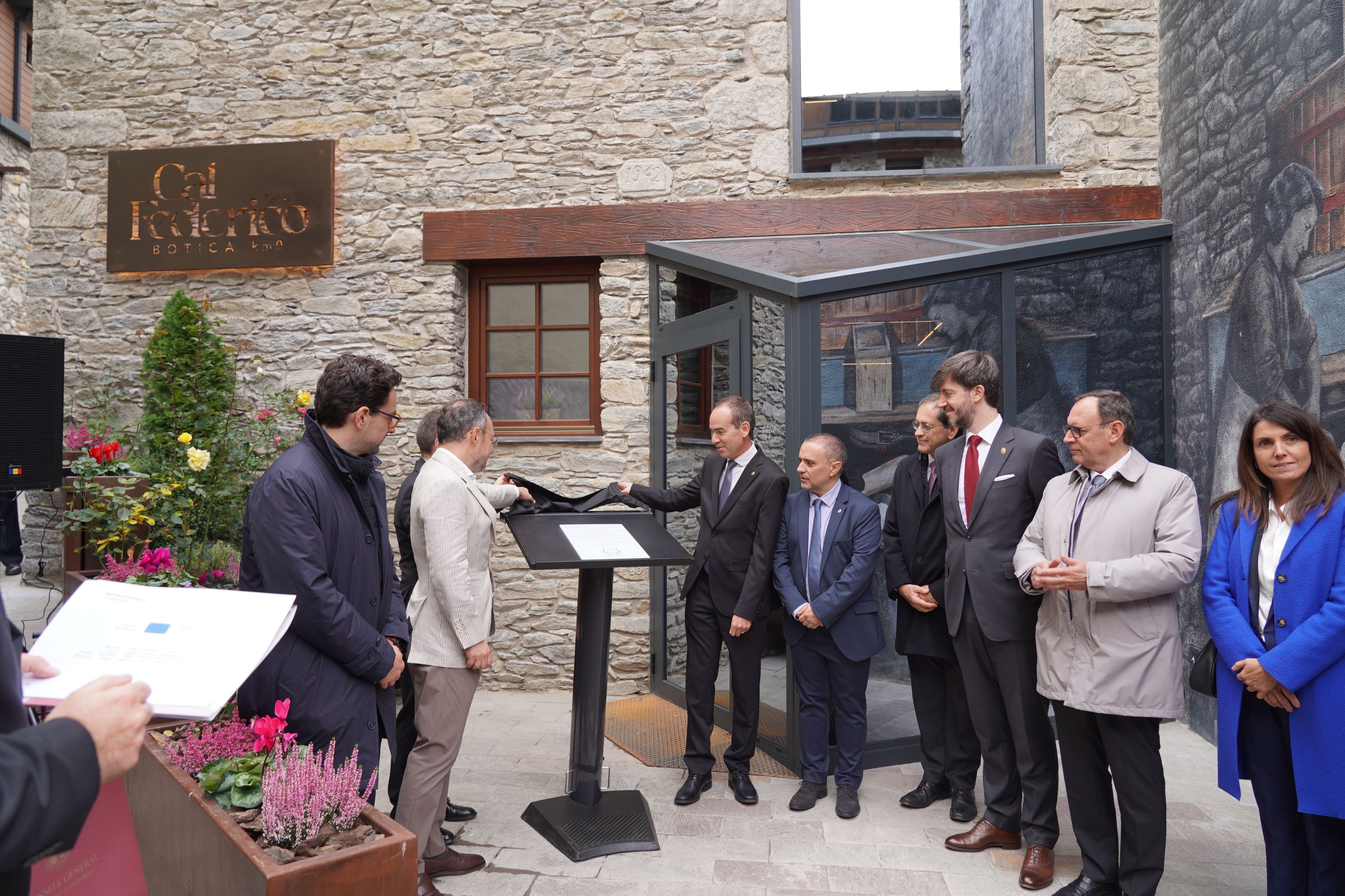 Les autoritats descobrint la placa commemorativa de la inauguració de Cal Federico.