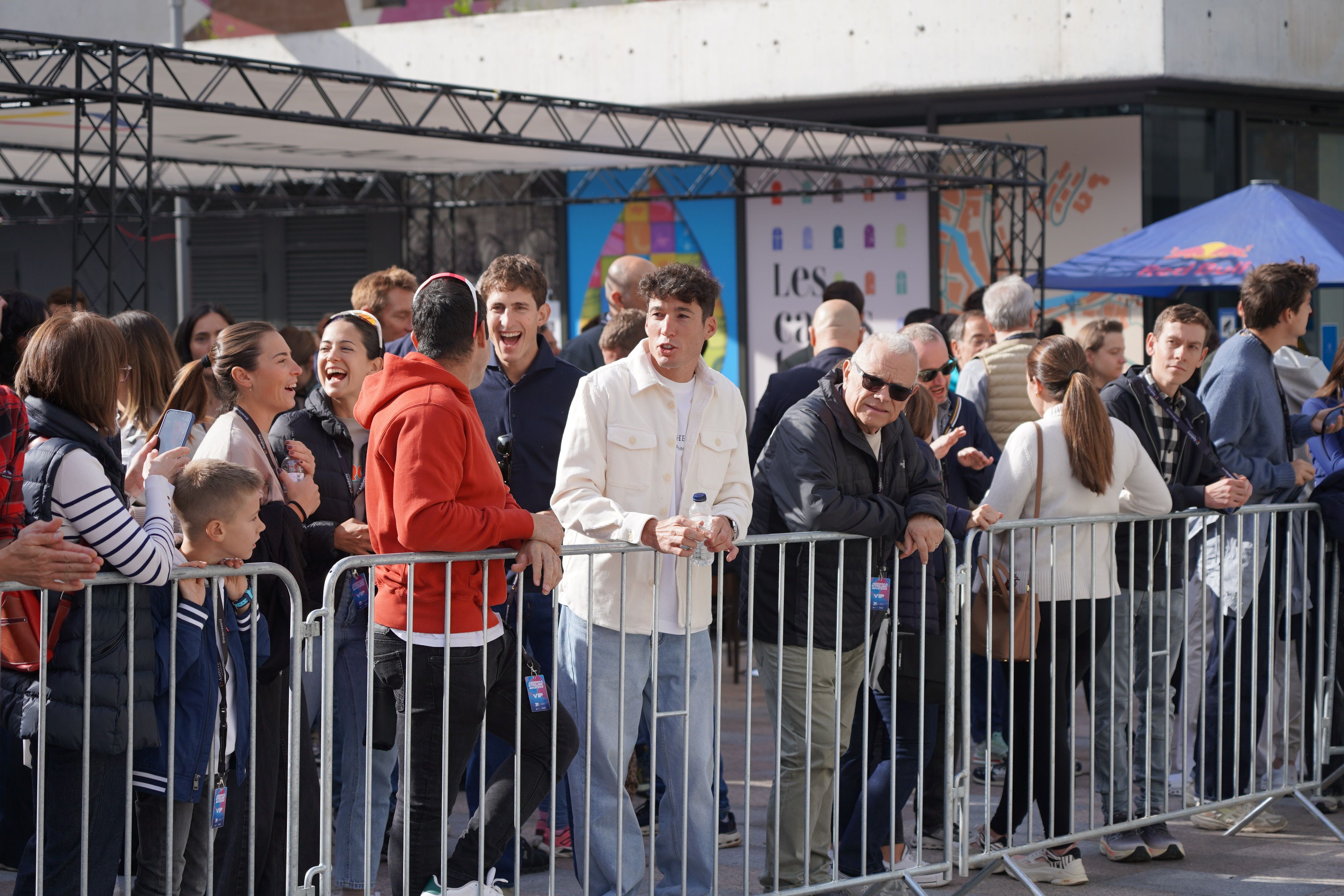 Aleix Espargaró i Toni Bou, entre els qui s'han apropat a l'arribada.
