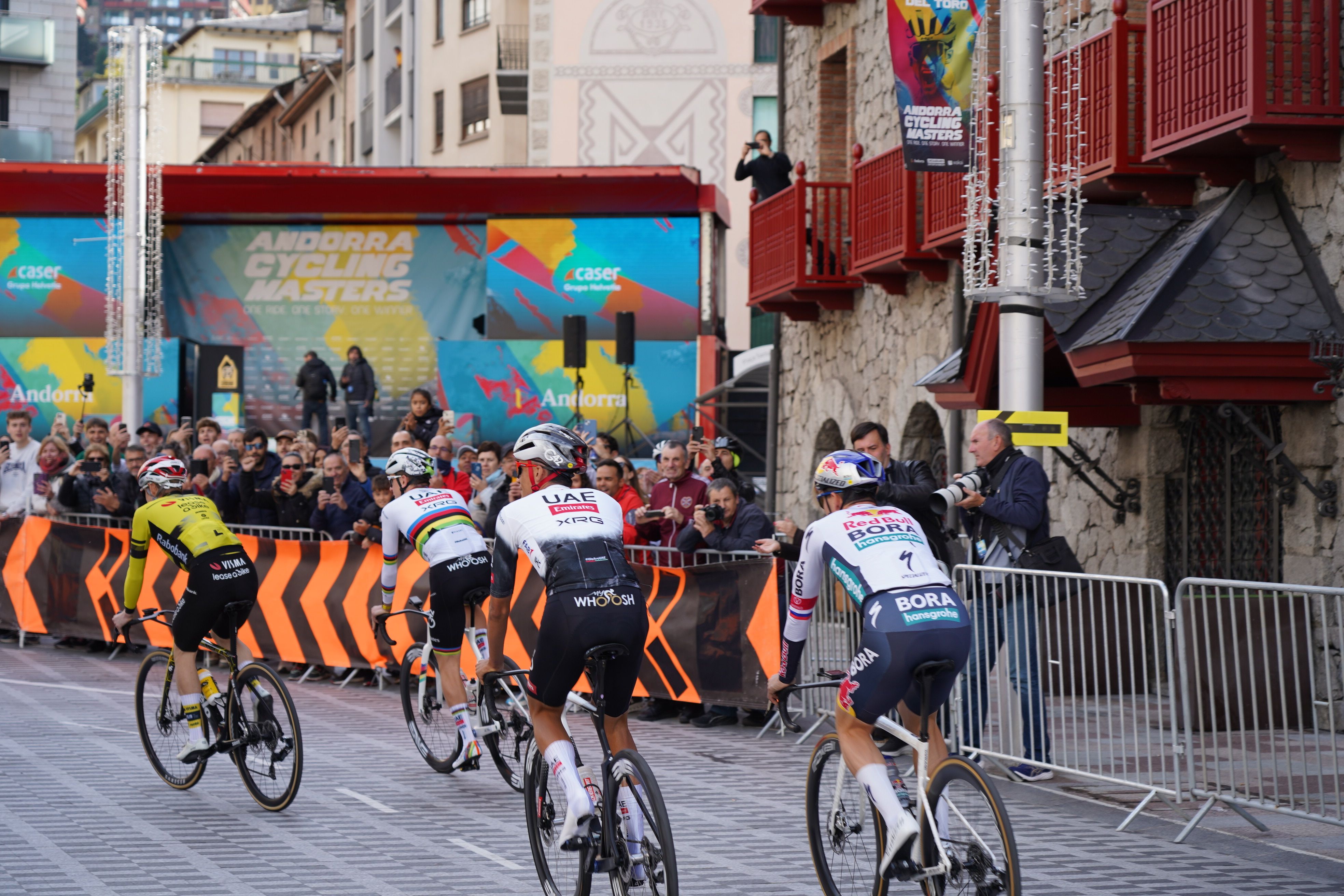 Els quatre ciclistes, en una de les voltes. 