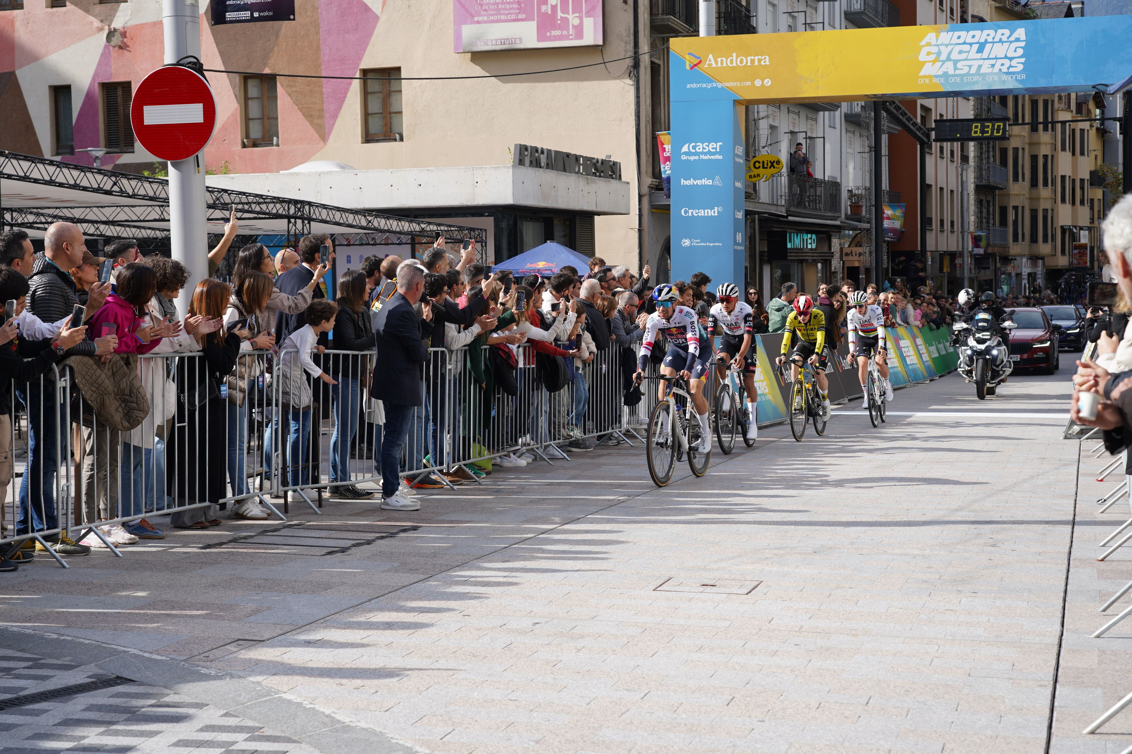 Tots amb els telèfons esperant als ciclistes.