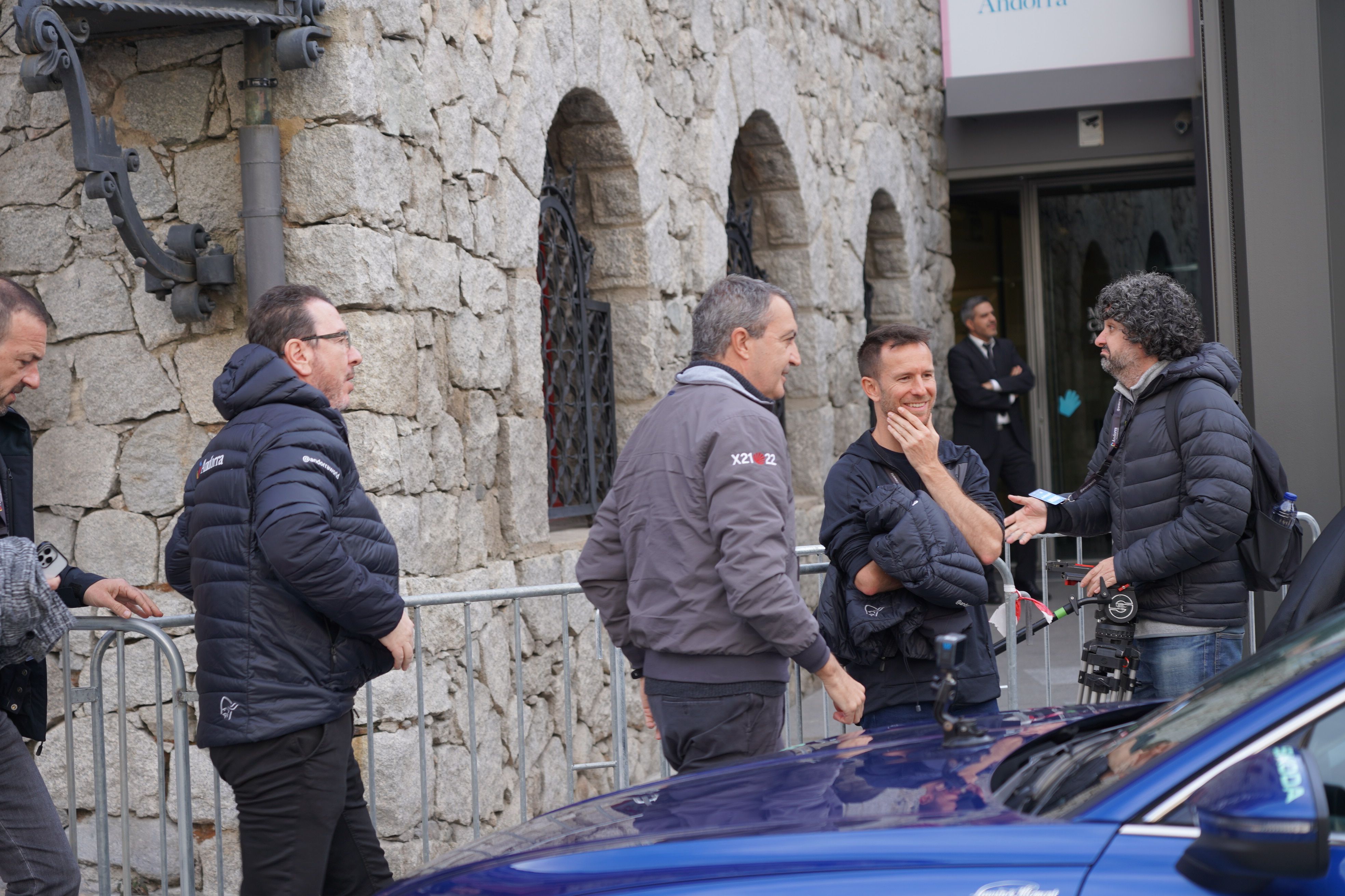 El director de la Vuelta, Javier Guillén, amb Budzaku i Torres.