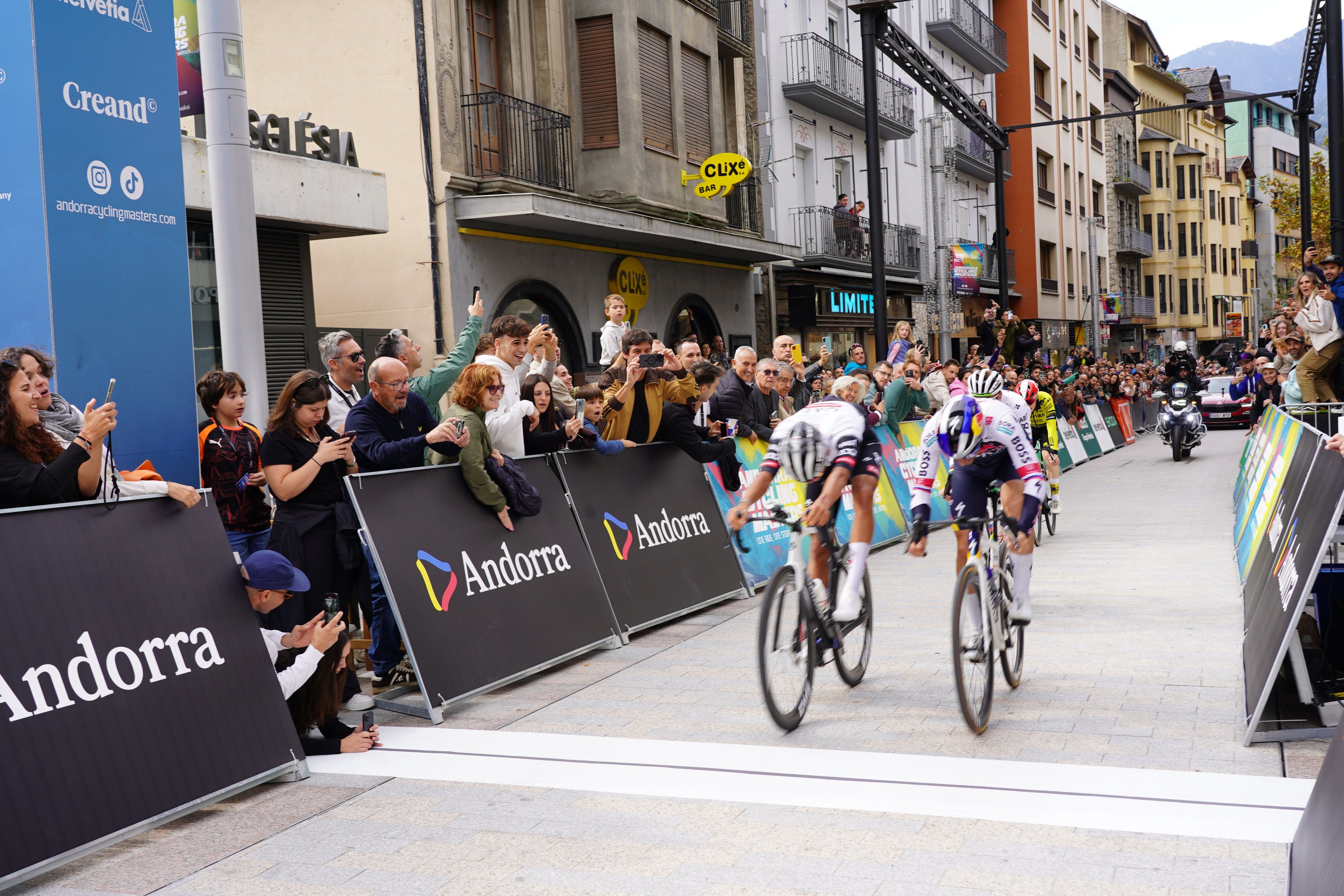 Foto finish del critèrium que s'ha endut Del Toro.
