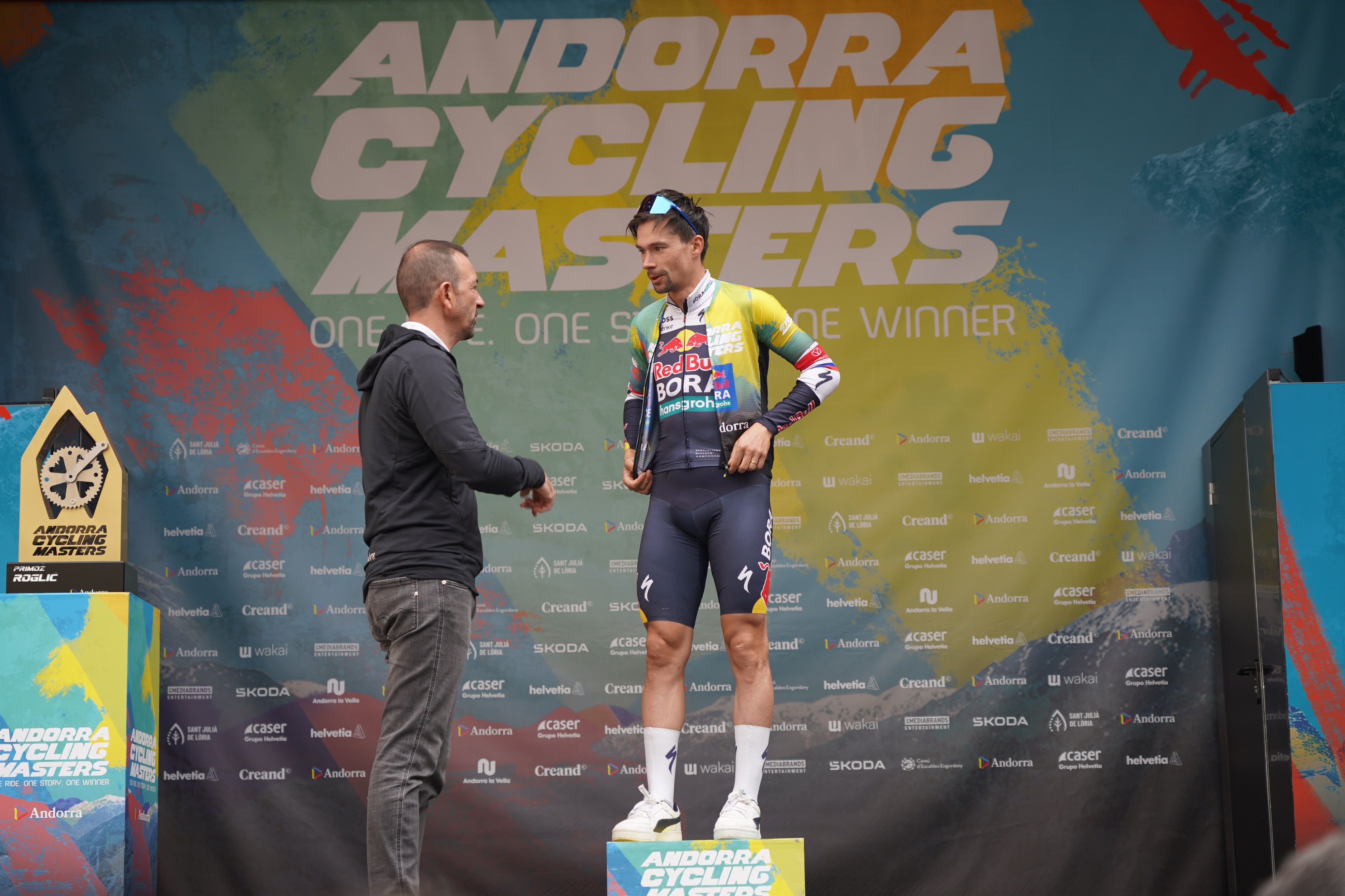 Torres, entregant l'obsequi al guanyador. 