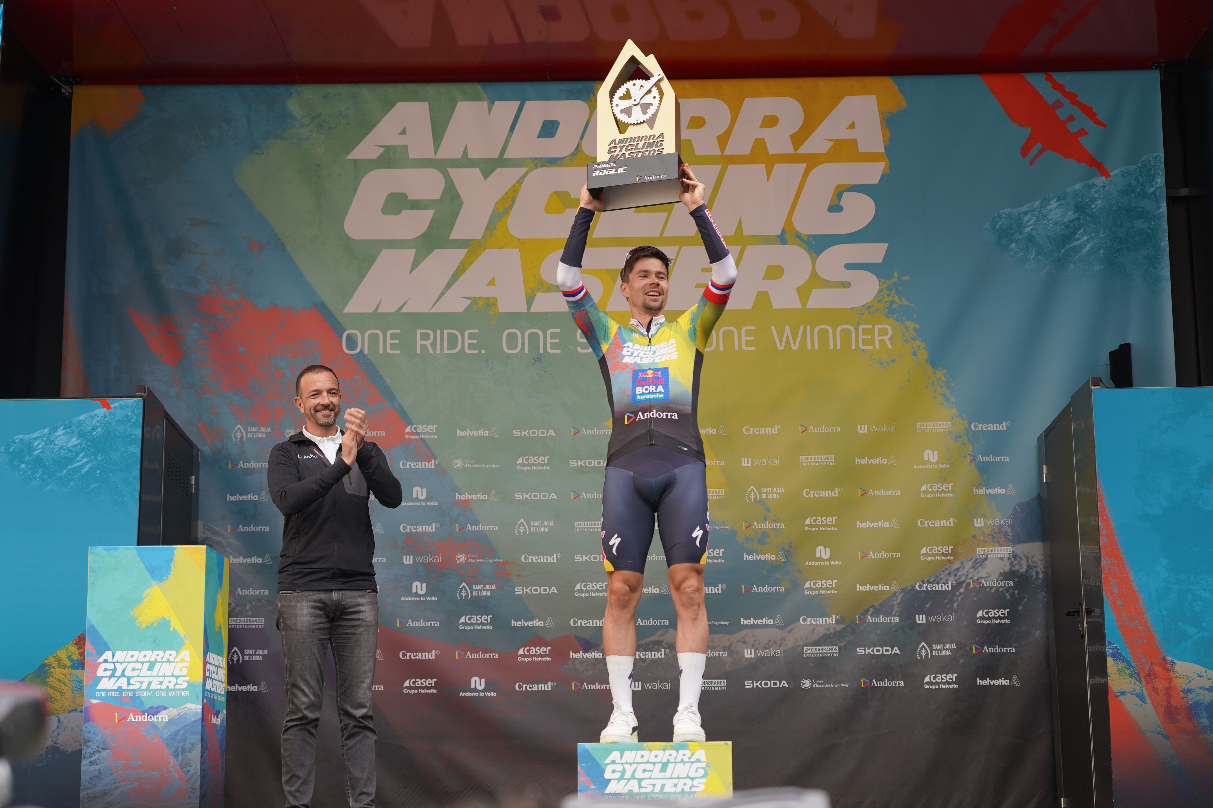 Roglic, aixecant el trofeu ben amunt.