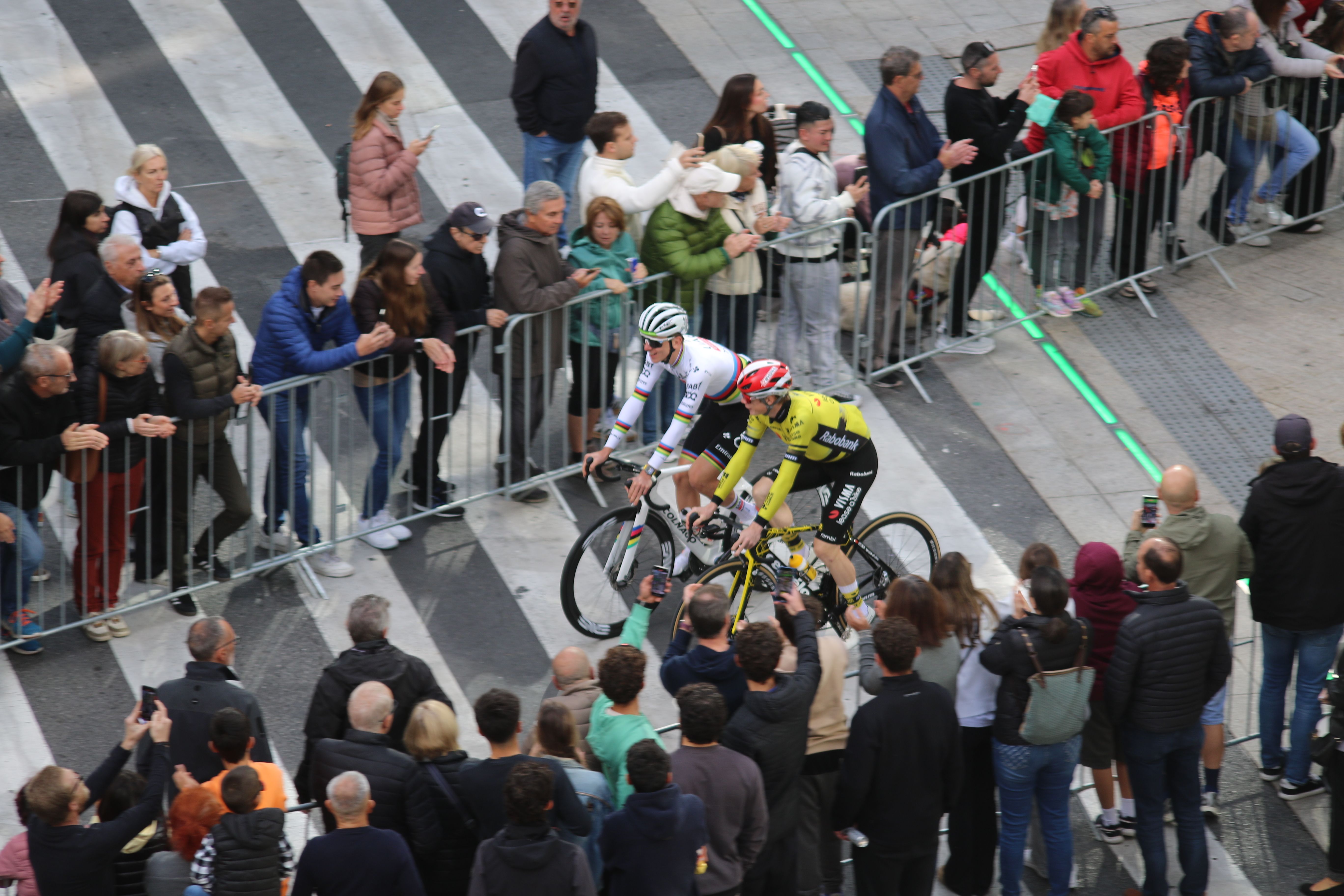 POGACAR I VINGEGAARD COMENTANT LA JUGADA EN LA VOLTA DE RECONEIXEMENT AMB EL PÚBLIC ENCAPSULAT.