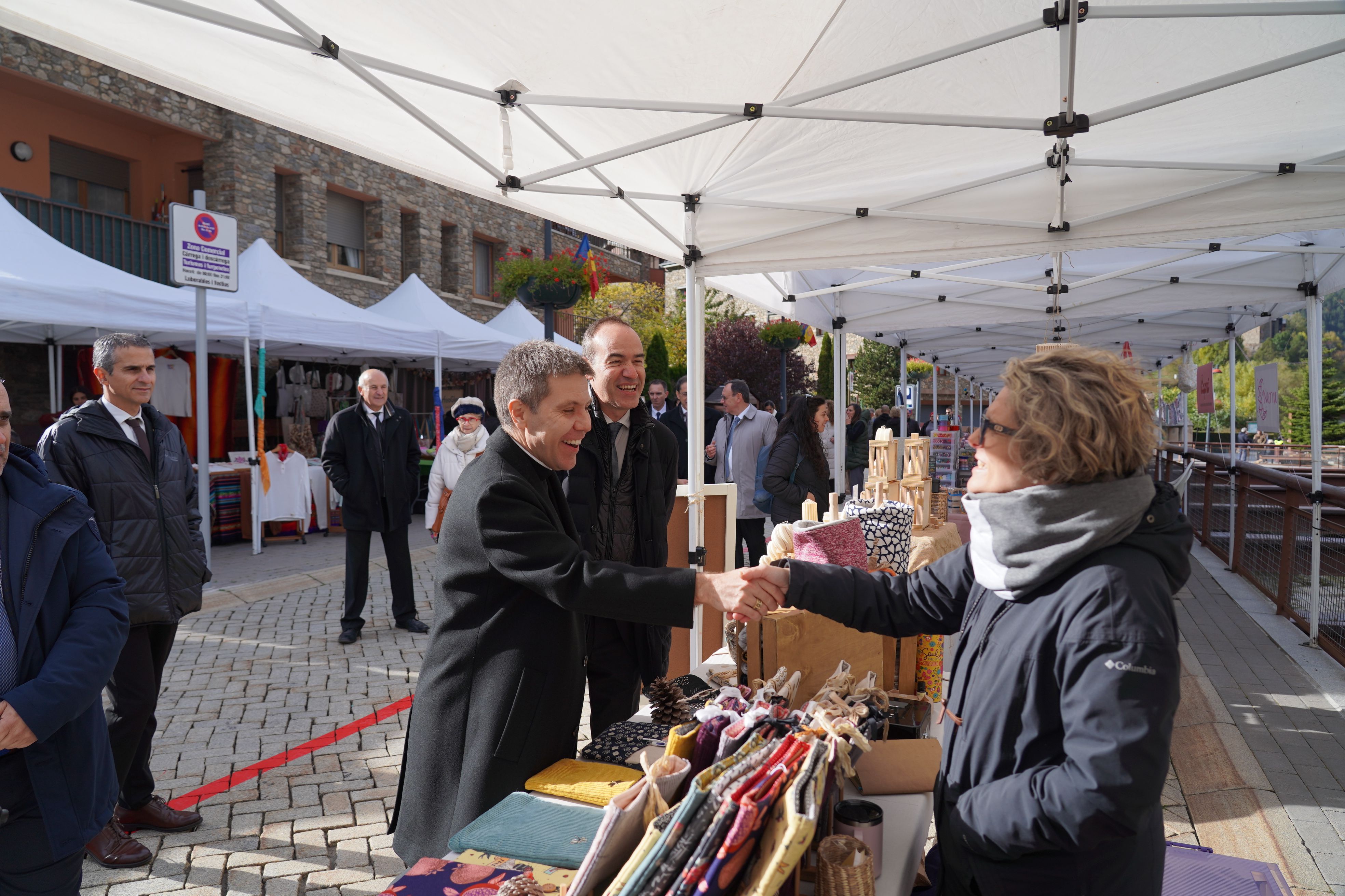 Serrano Pentinat salua una de les paradistes de la fira.