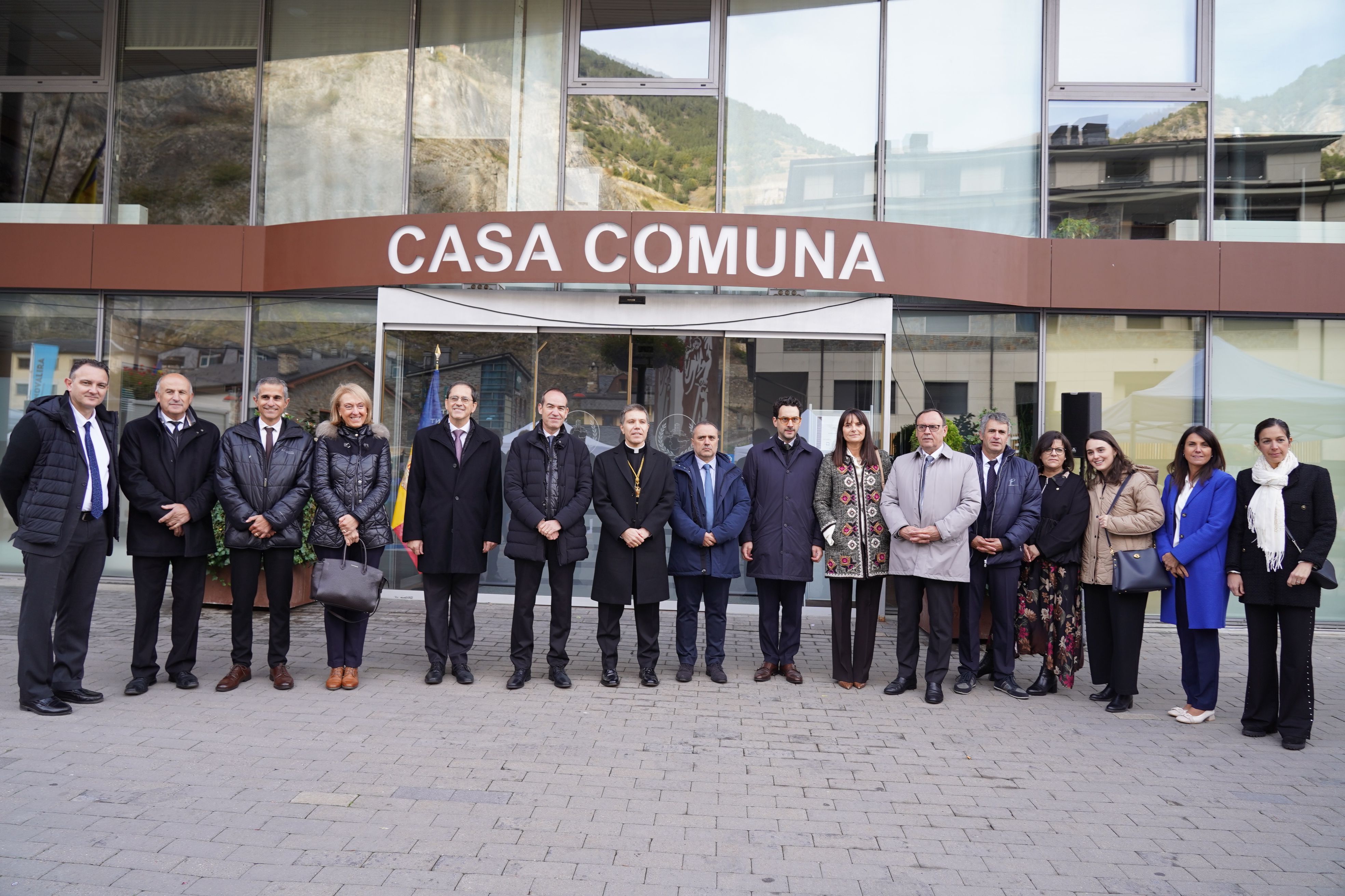 Fotografia de les autoritats davant la seu comunal. Fotografia de les autoritats davant la seu comunal.