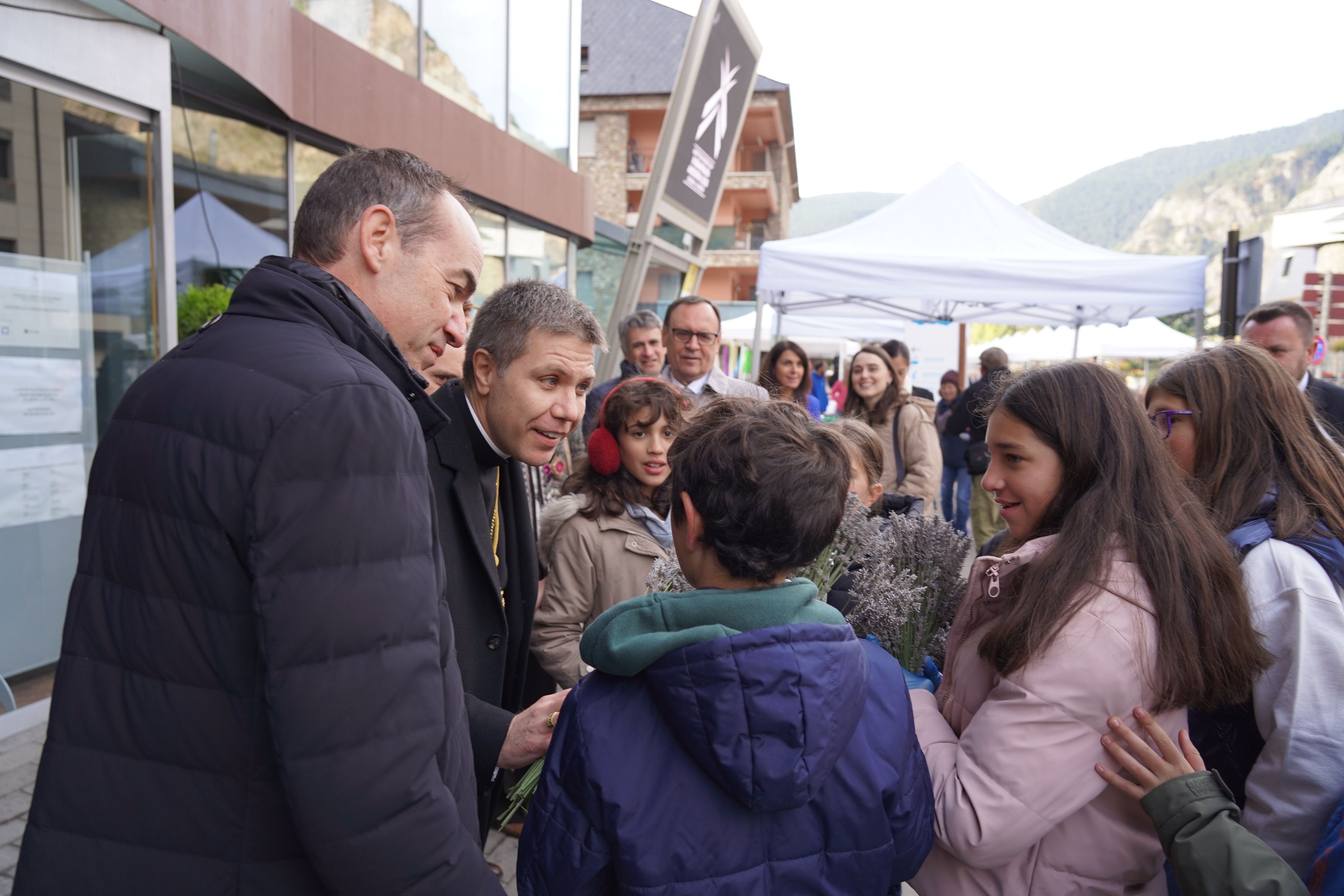 Els infants han volgut saludar el Copríncep. Els infants han volgut saludar el Copríncep.