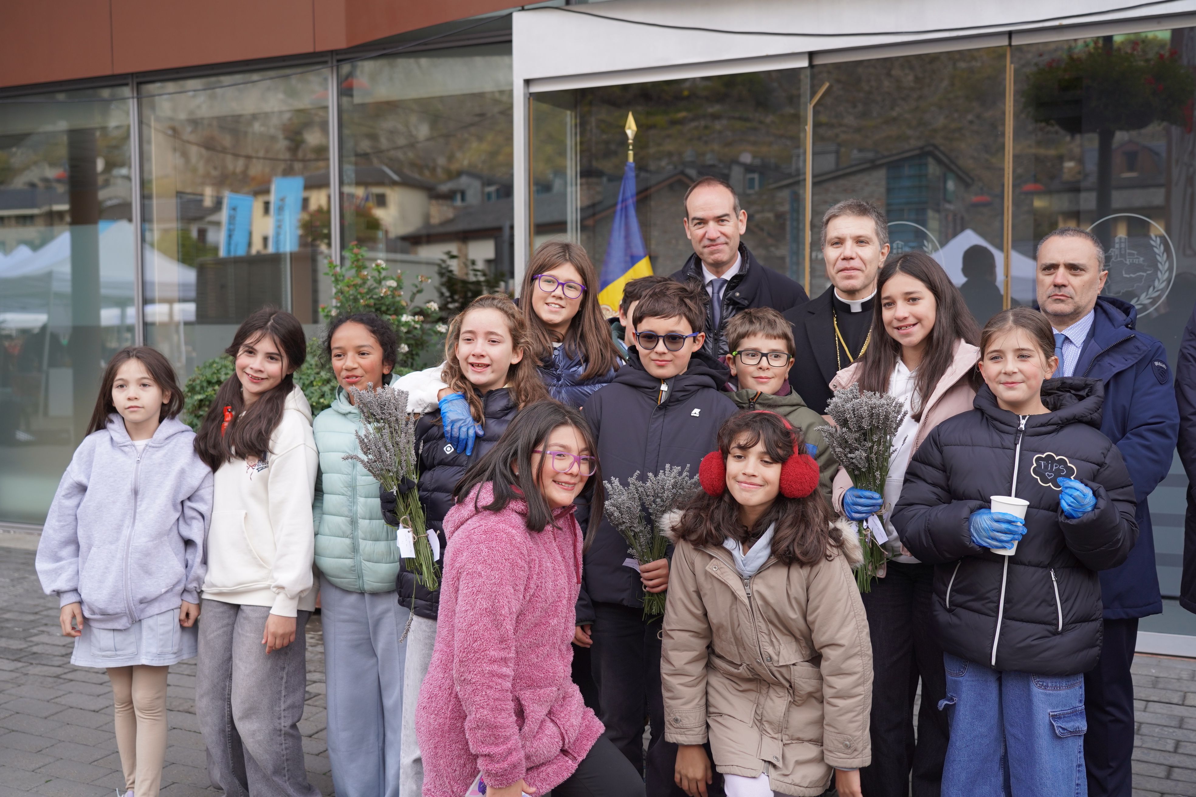 Serrano Pentinat es fa una foto amb els nens de la parròquia. Serrano Pentinat es fa una foto amb els nens de la parròquia.