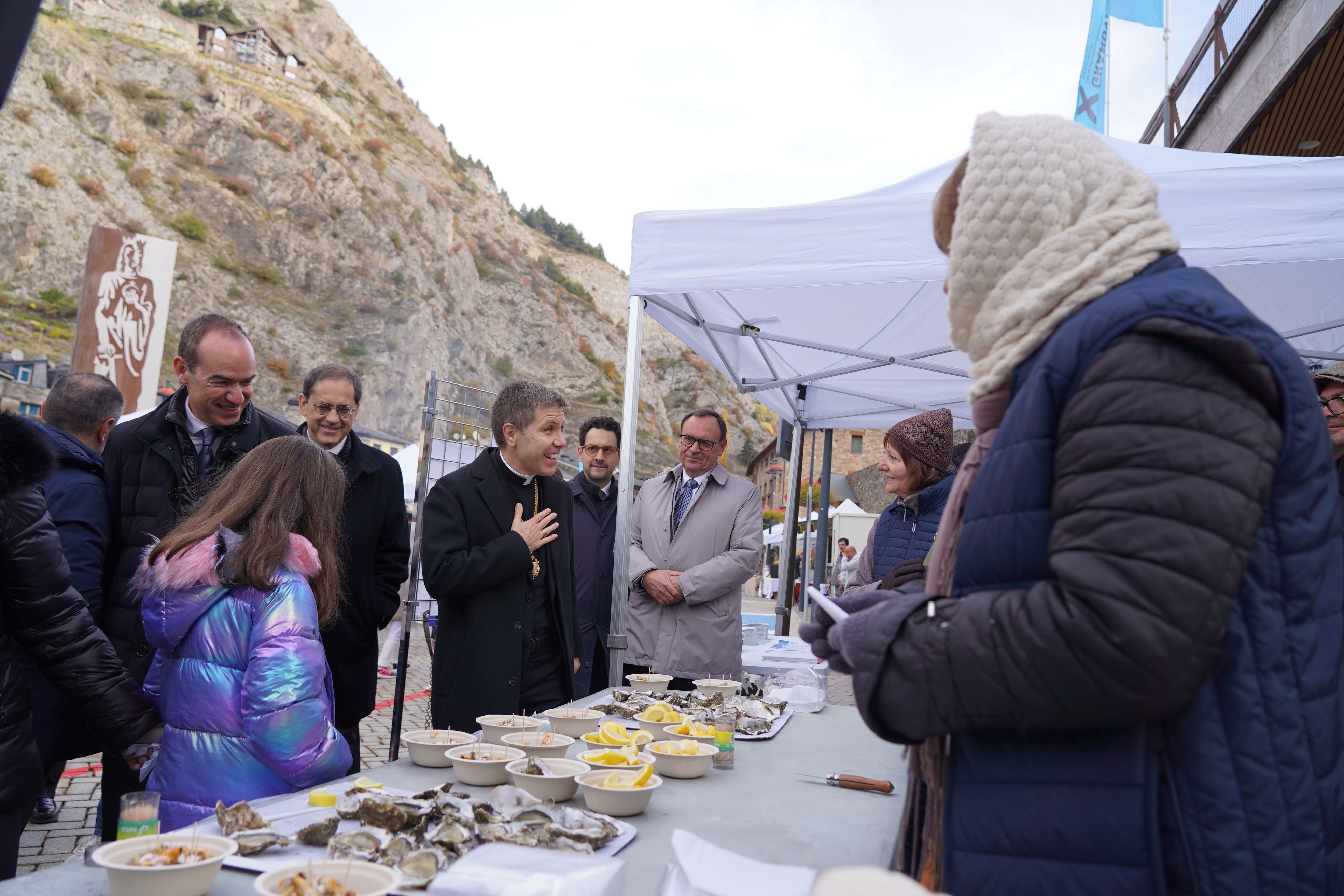 El bisbe parla amb els paradistes. El bisbe parla amb els paradistes.