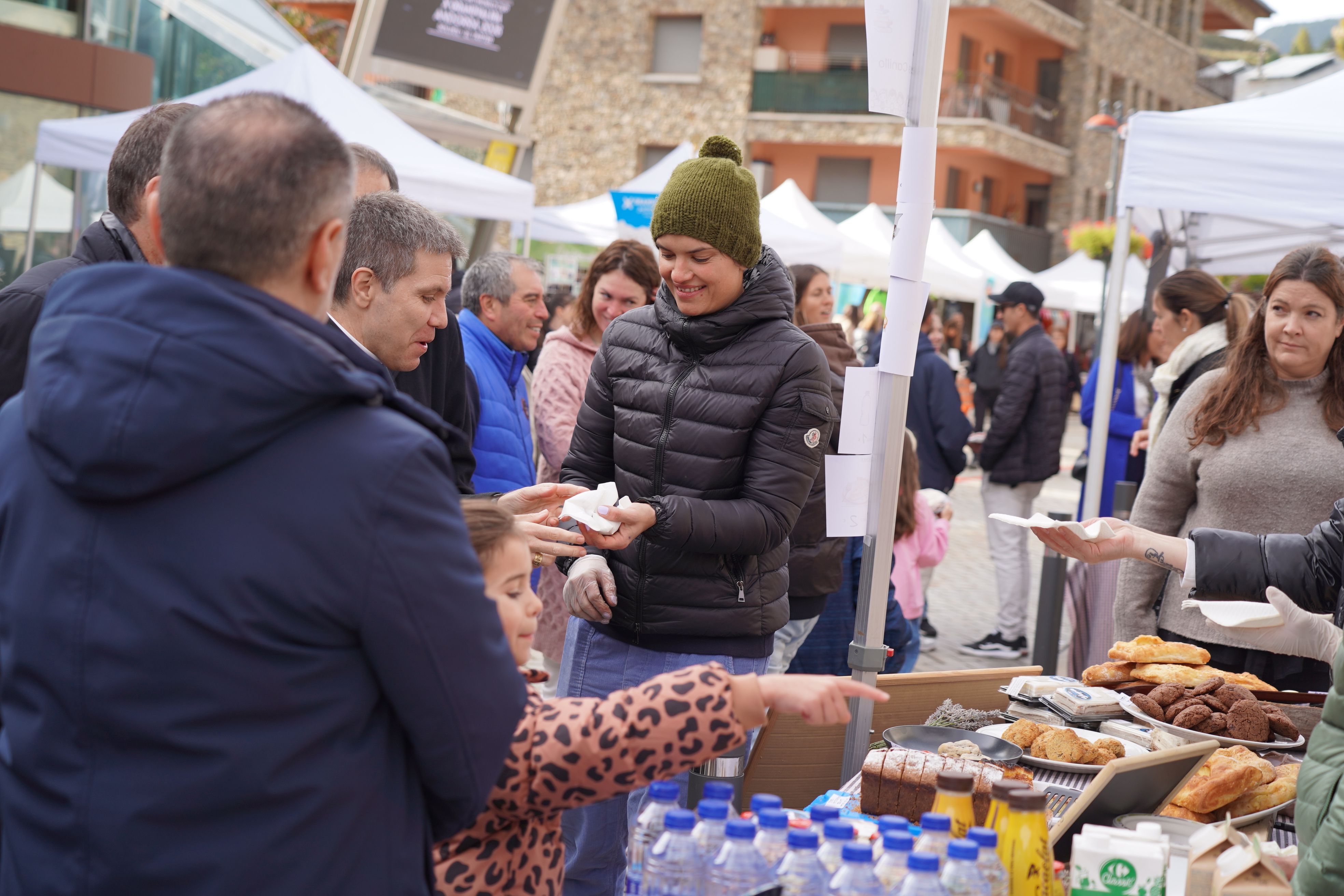 Agafant un dolç d'una de les parades. Agafant un dolç d'una de les parades.