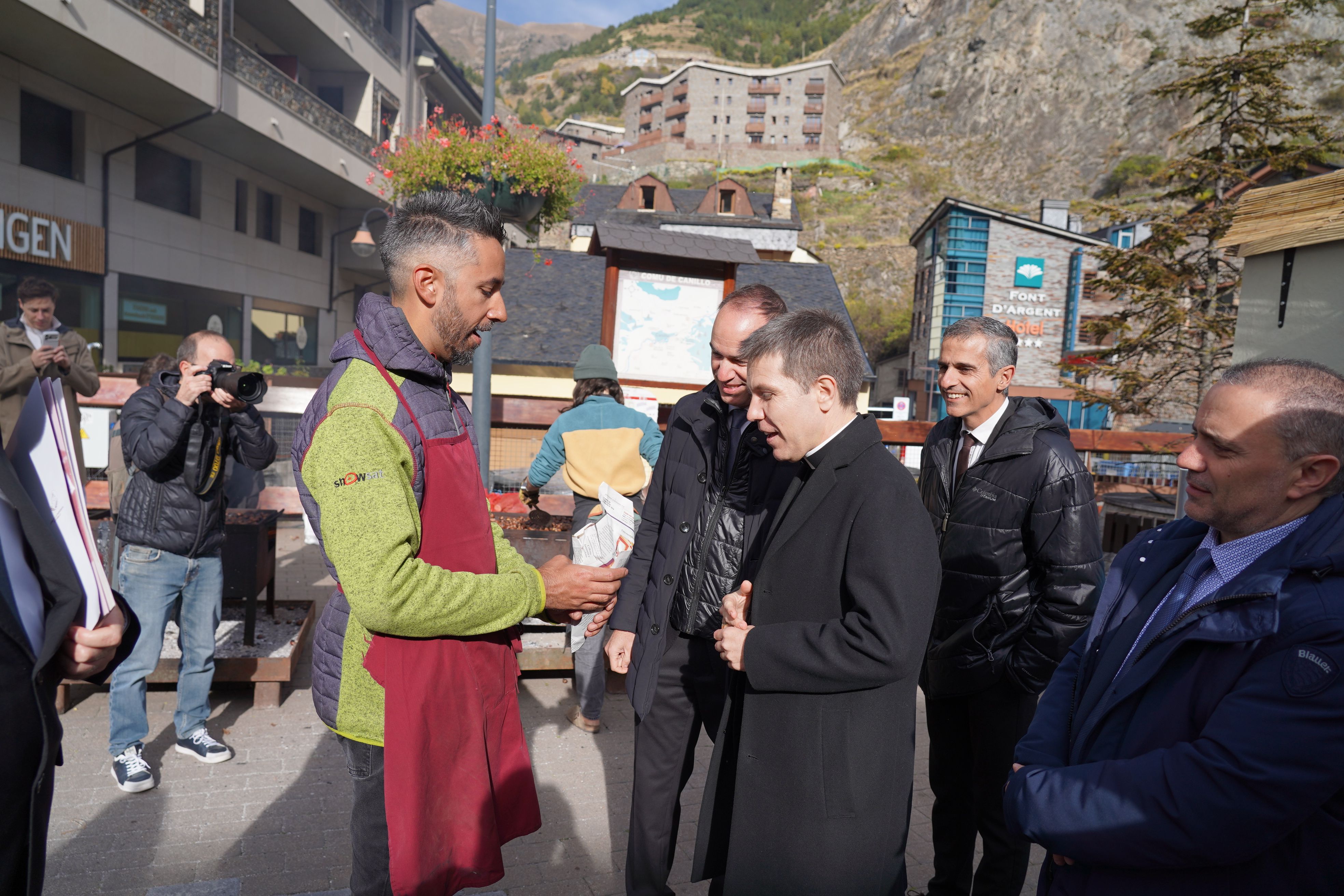Kinchella fa entrega a Serrano Pentinat d'una paperina de castenyes. Kinchella fa entrega a Serrano Pentinat d'una paperina de castenyes.