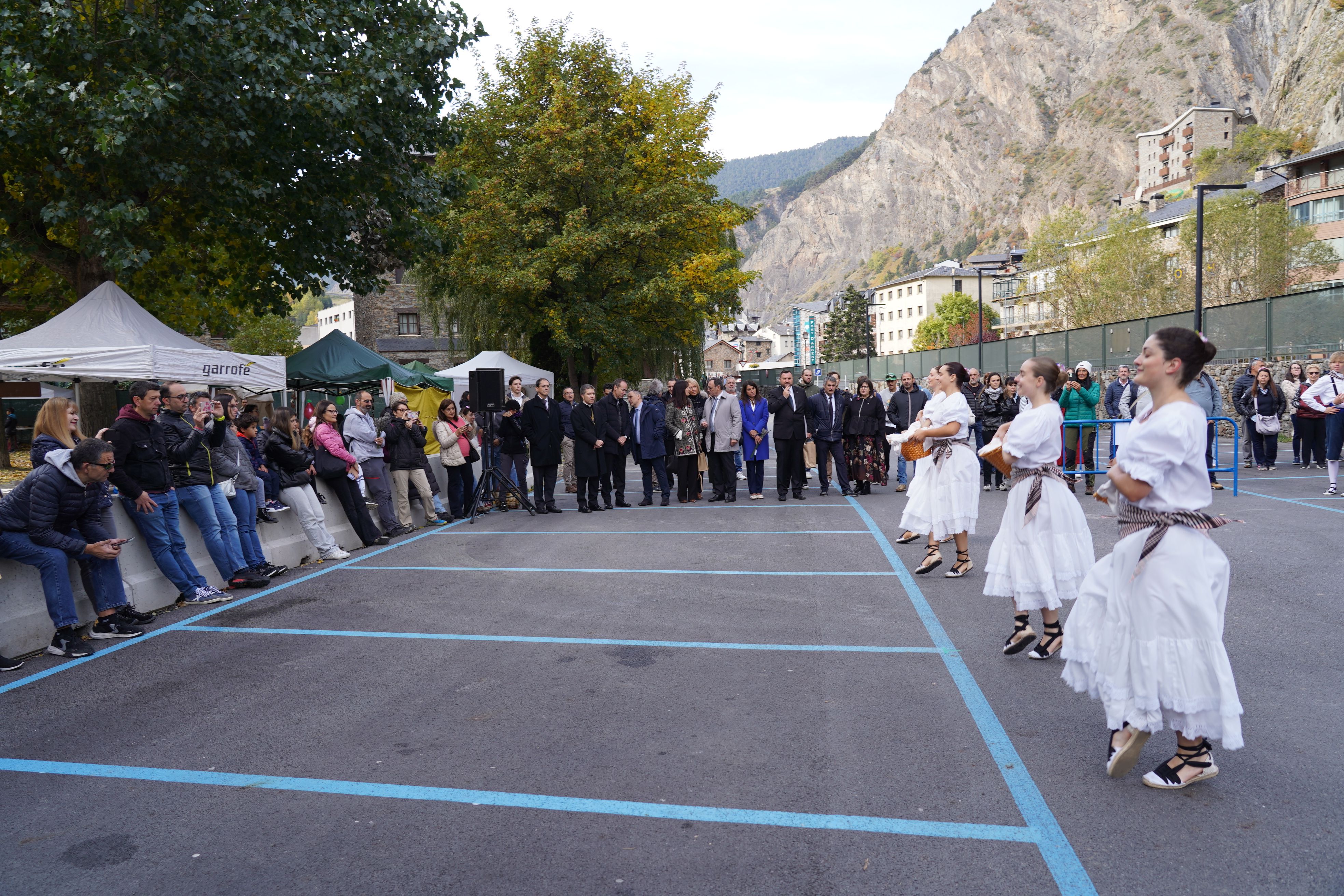 Les autoritats segueixen el ball de l'Esbart de les Valls del Nord. Les autoritats segueixen el ball de l'Esbart de les Valls del Nord.