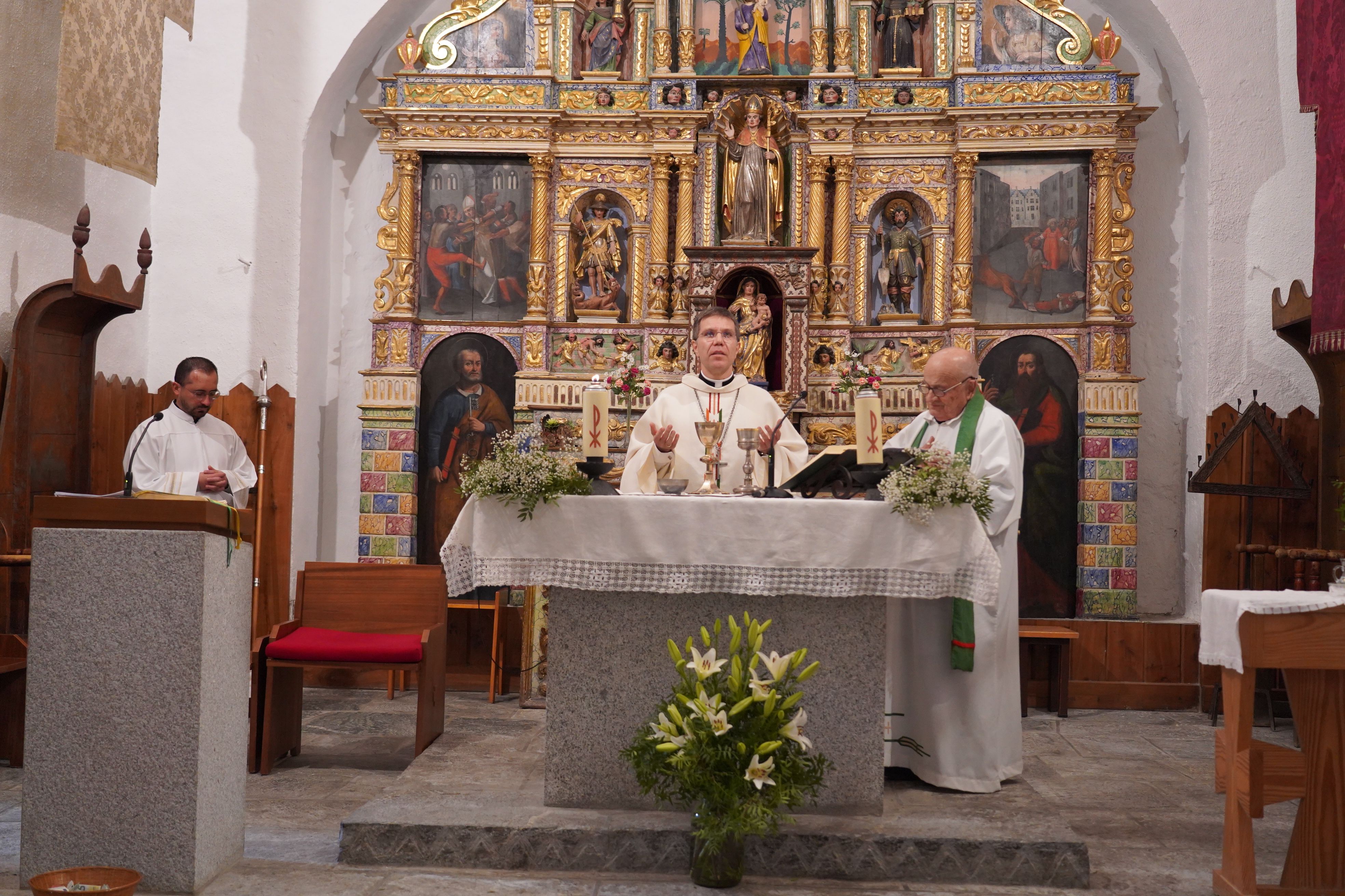 Oficiant la missa. Oficiant la missa.