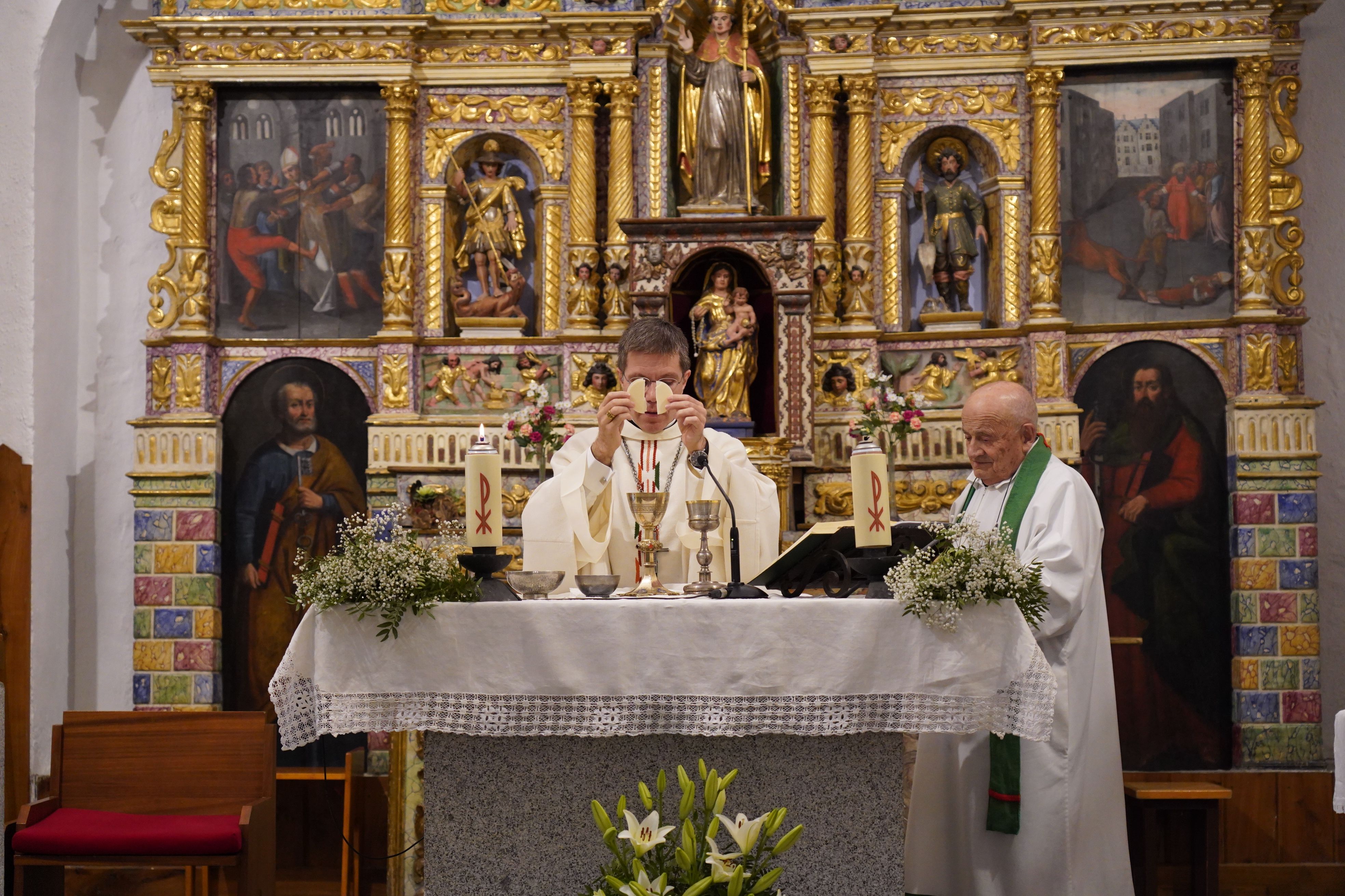 Fent missa al costat de mossèn Ramon. Fent missa al costat de mossèn Ramon.