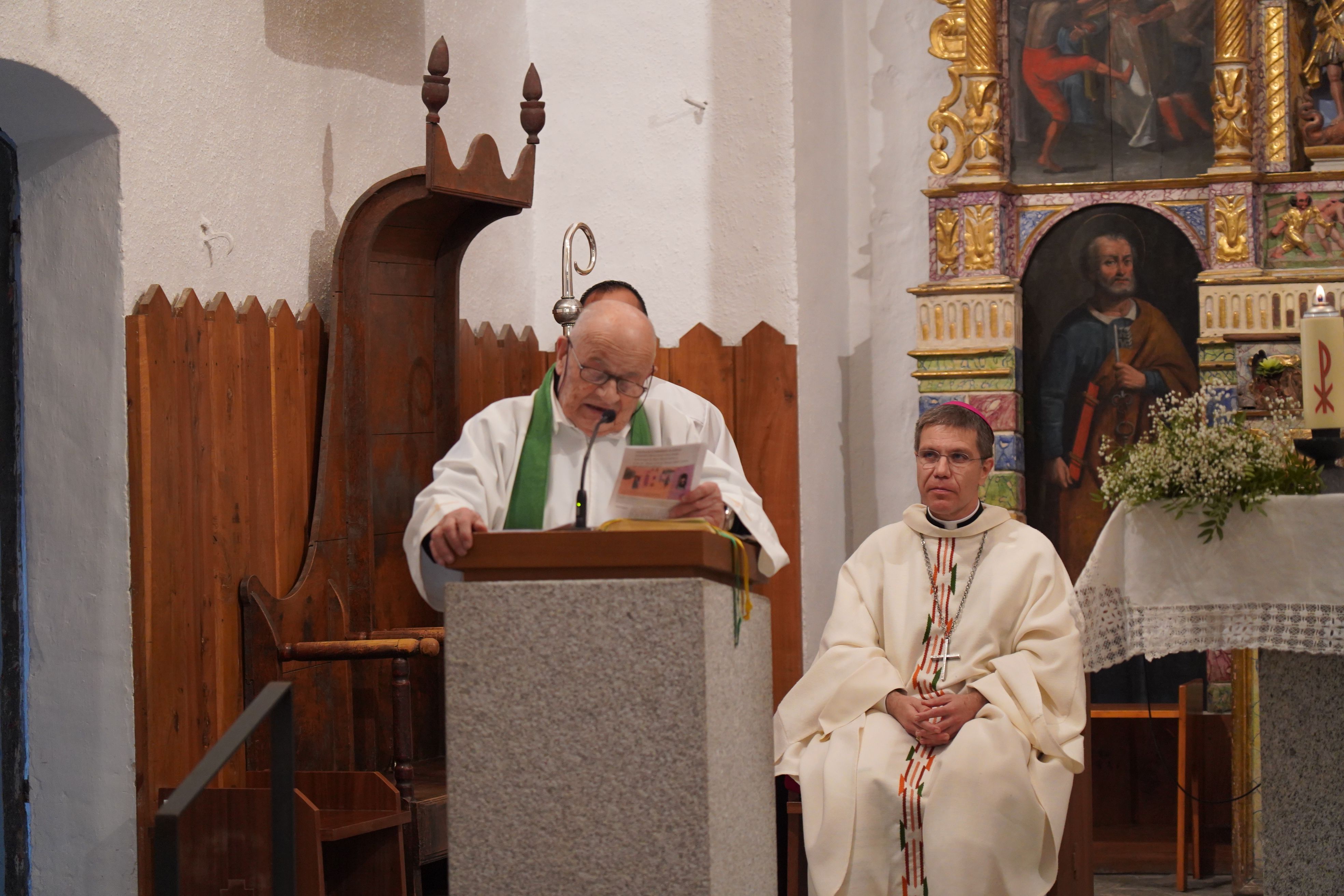 Mossèn Ramon durant la missa. Mossèn Ramon durant la missa.