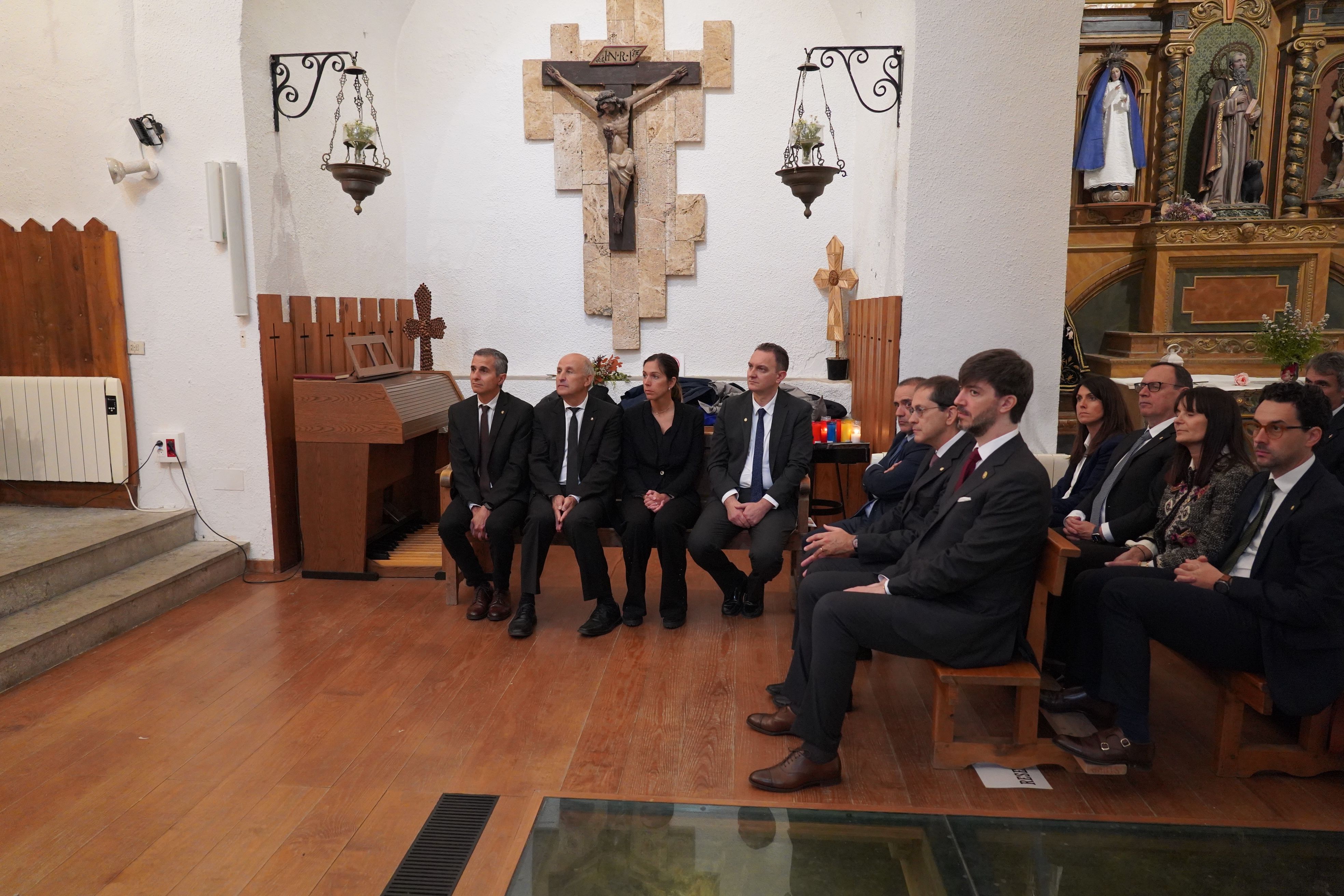 Autoritats seguint l'ofici religiós. Autoritats seguint l'ofici religiós.