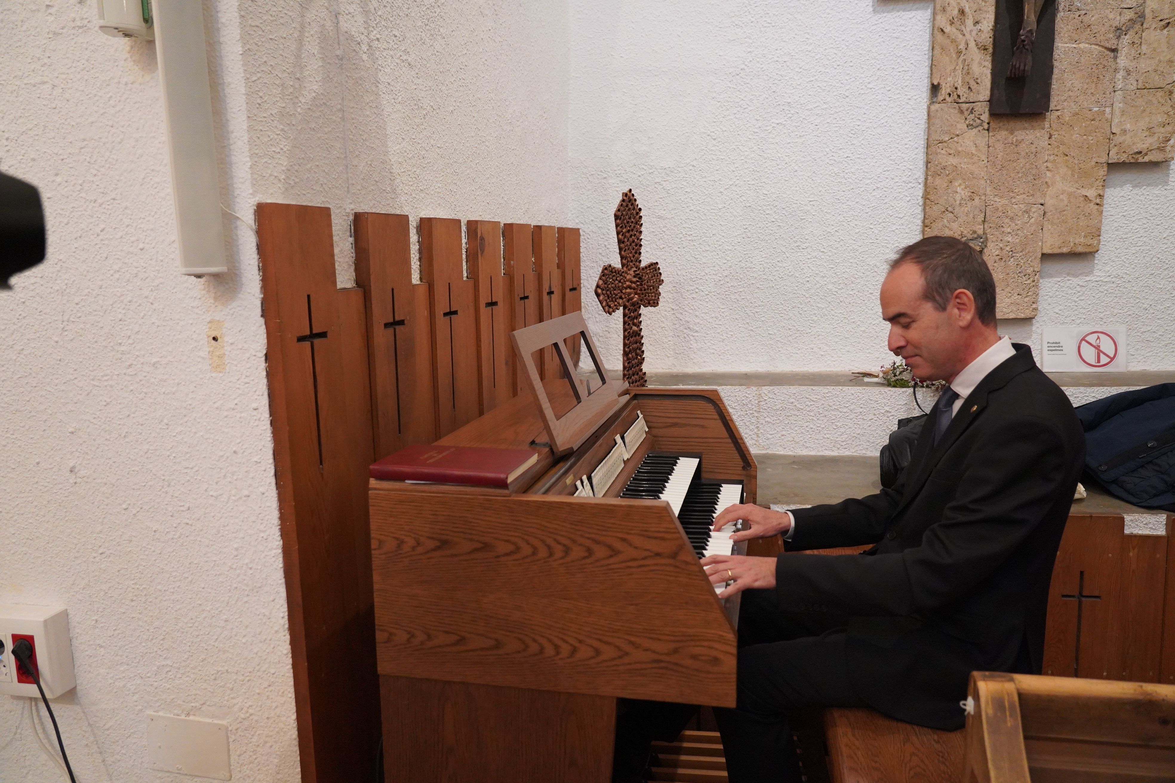 Alcobé toca l'aniversari feliç a mossèn Ramon. Alcobé toca l'aniversari feliç a mossèn Ramon.