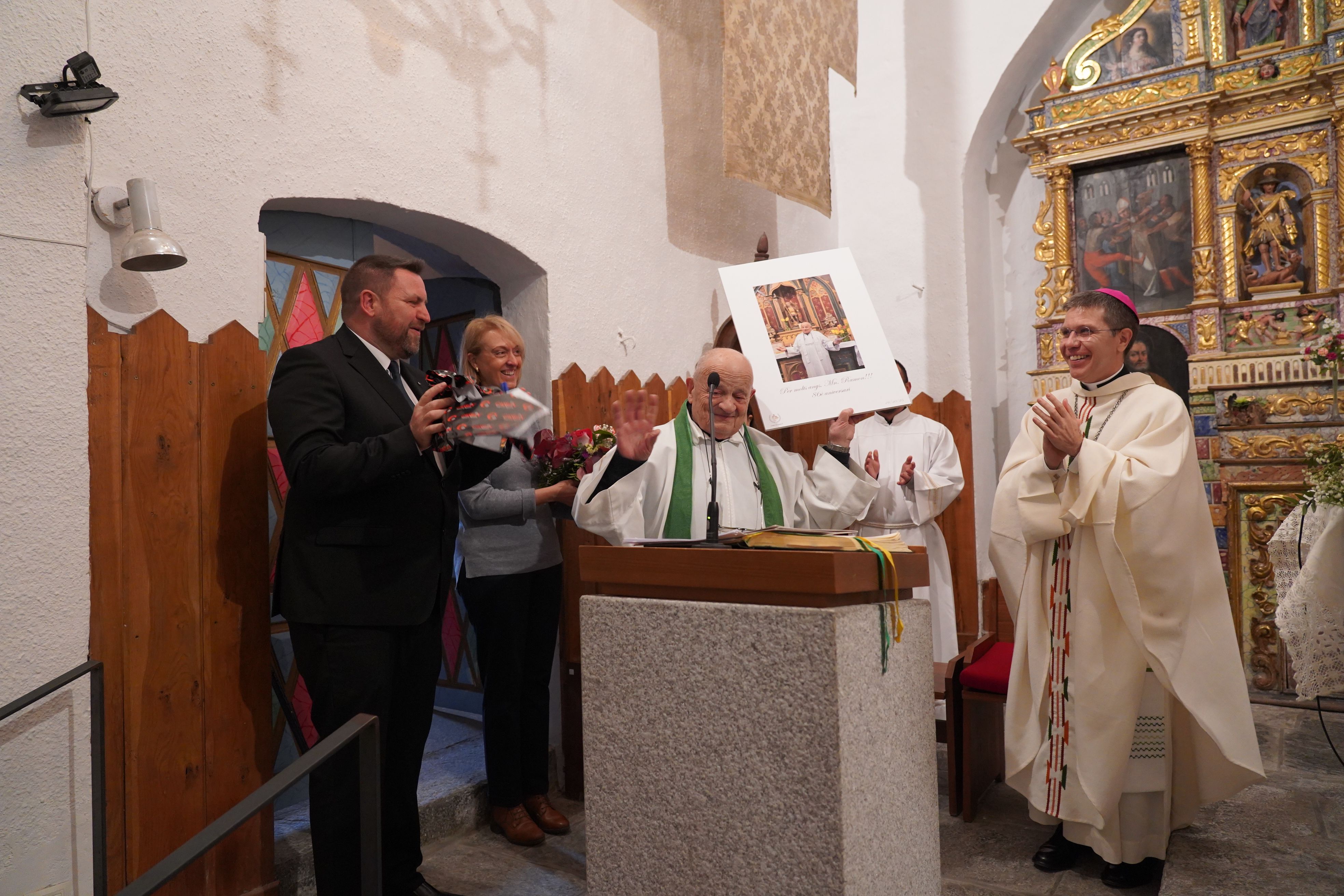 El rector canillenc rebent els regals. El rector canillenc rebent els regals.