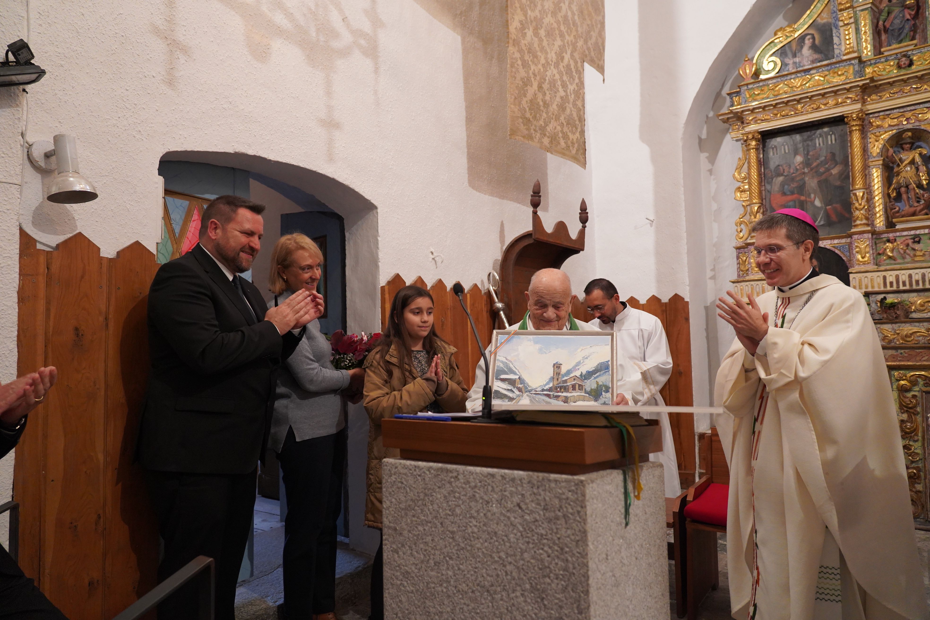 Mossèn Ramon mostra el quadre que li han regalat. Mossèn Ramon mostra el quadre que li han regalat.