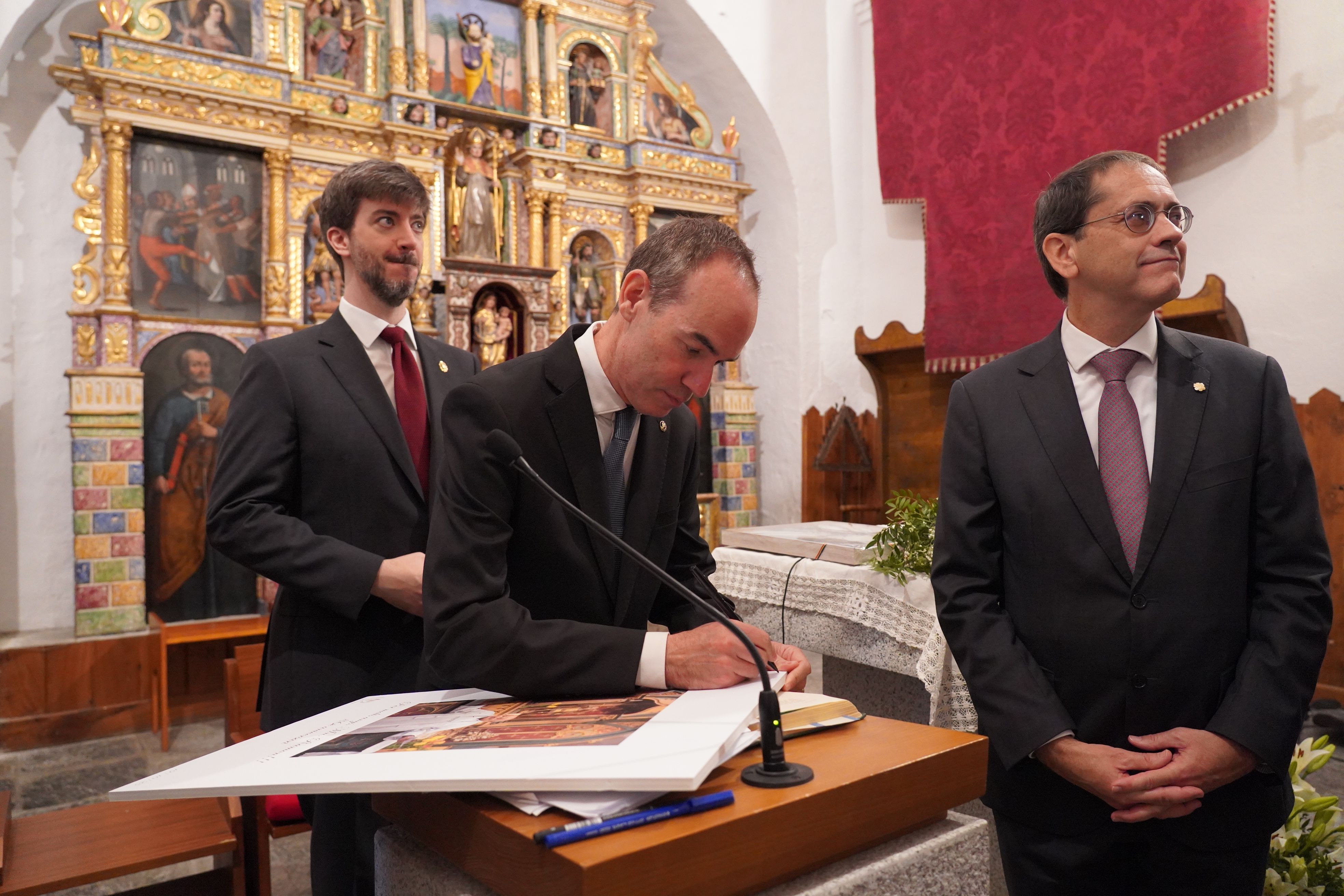 Alcobé signa la fotografia de record de mossèn Ramon. Alcobé signa la fotografia de record de mossèn Ramon.