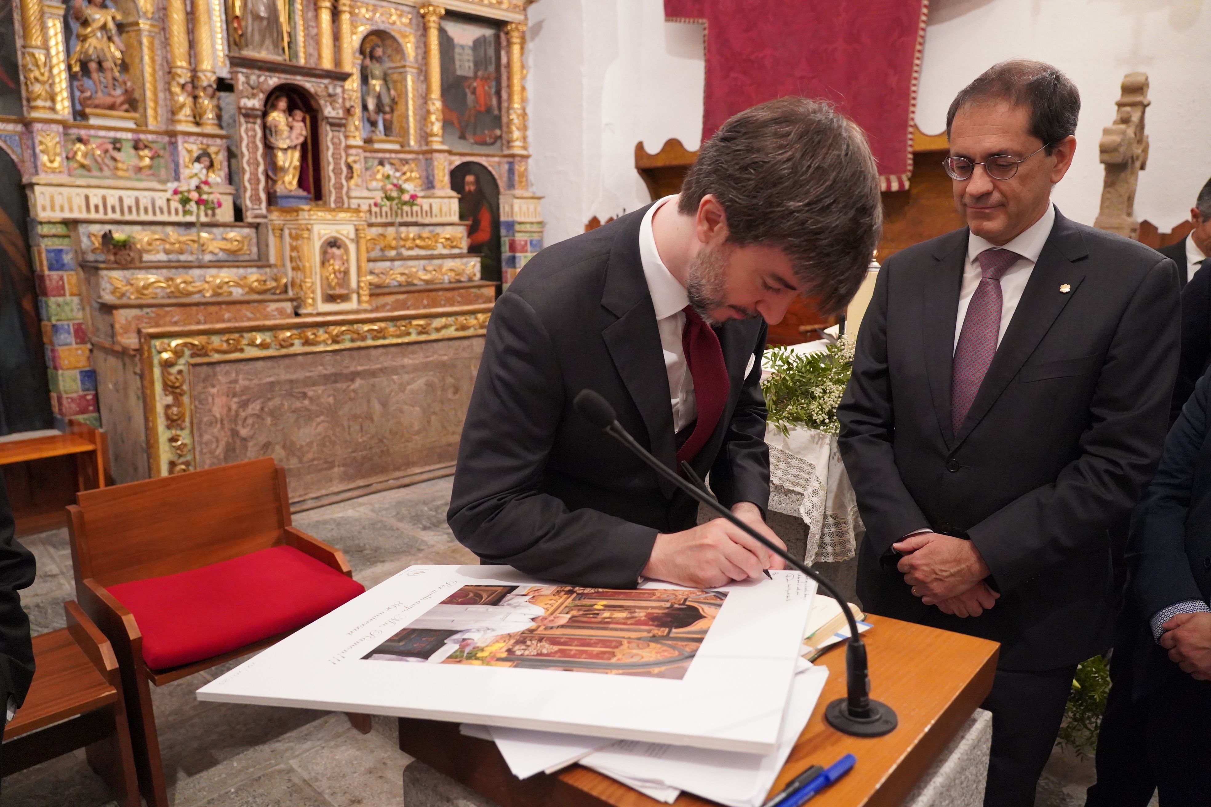 El síndic general, Carles Ensenyat, signant el regal de mossèn Ramon. El síndic general, Carles Ensenyat, signant el regal de mossèn Ramon.