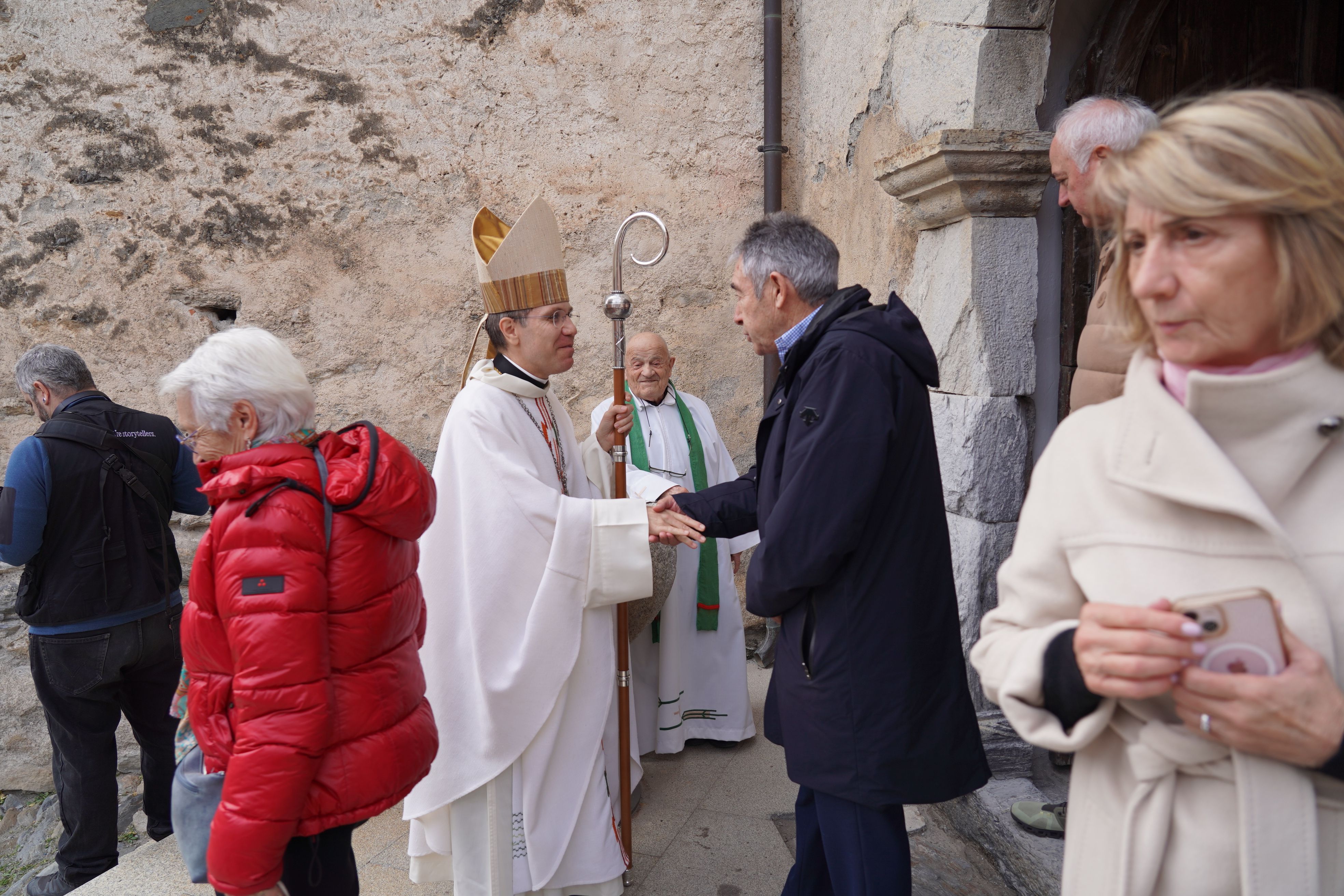 Serrano Pentinat ha volgut saludar a tots els feligresos. Serrano Pentinat ha volgut saludar a tots els feligresos.