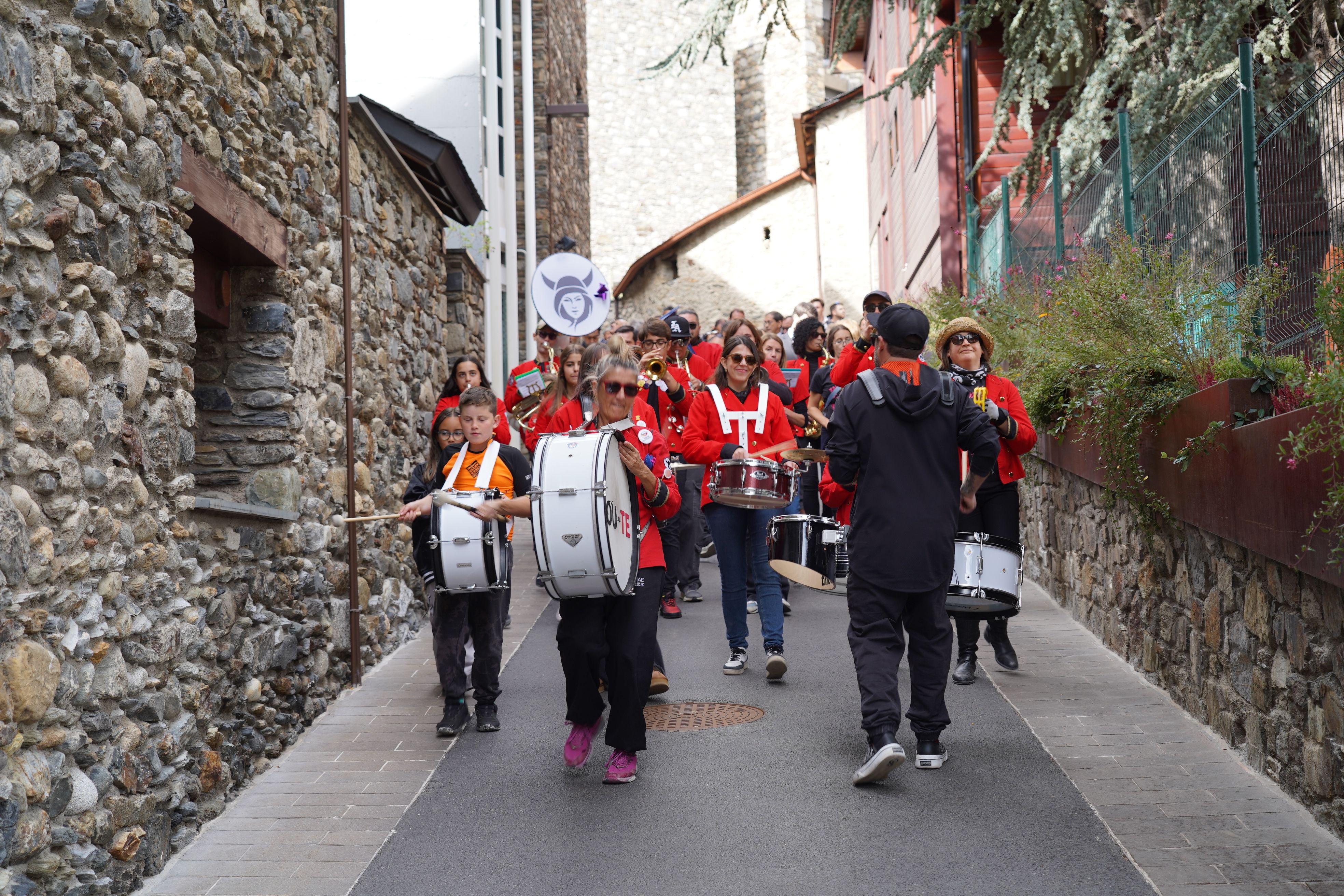 La Canillo's Band Tocant fent la cercavila fins a Cal Federico. La Canillo's Band Tocant fent la cercavila fins a Cal Federico.