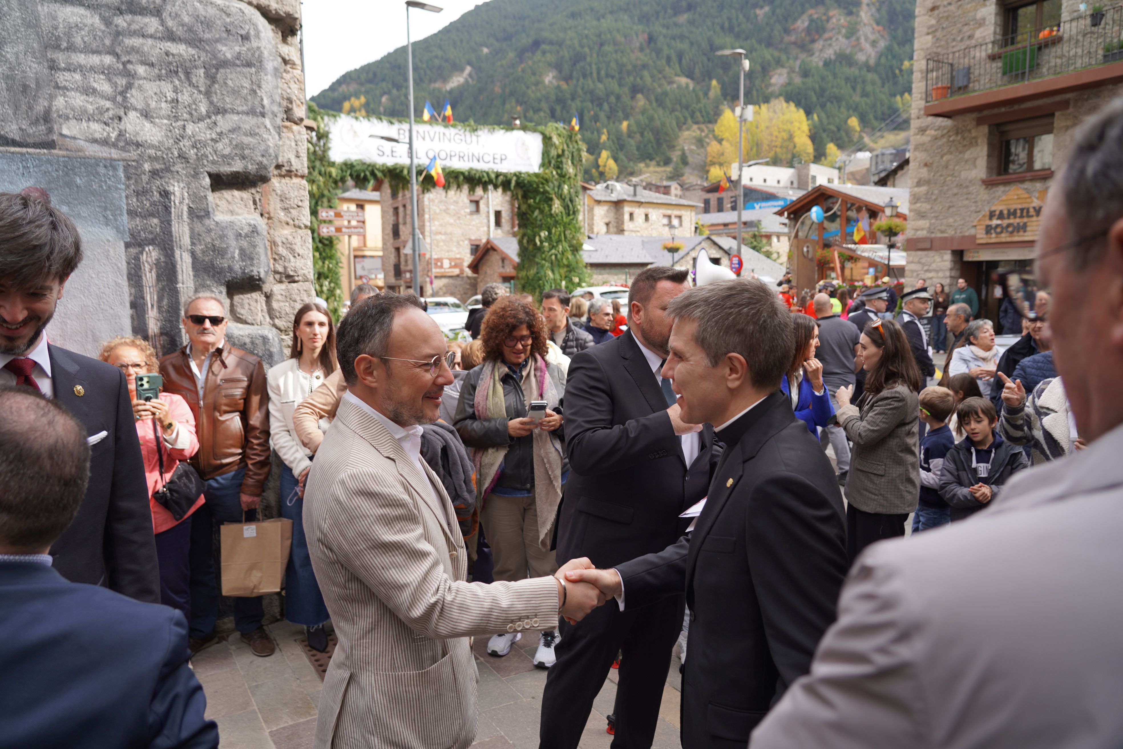 Serrano Pentinat saluda el cap de Govern, Xavier Espot. Serrano Pentinat saluda el cap de Govern, Xavier Espot.
