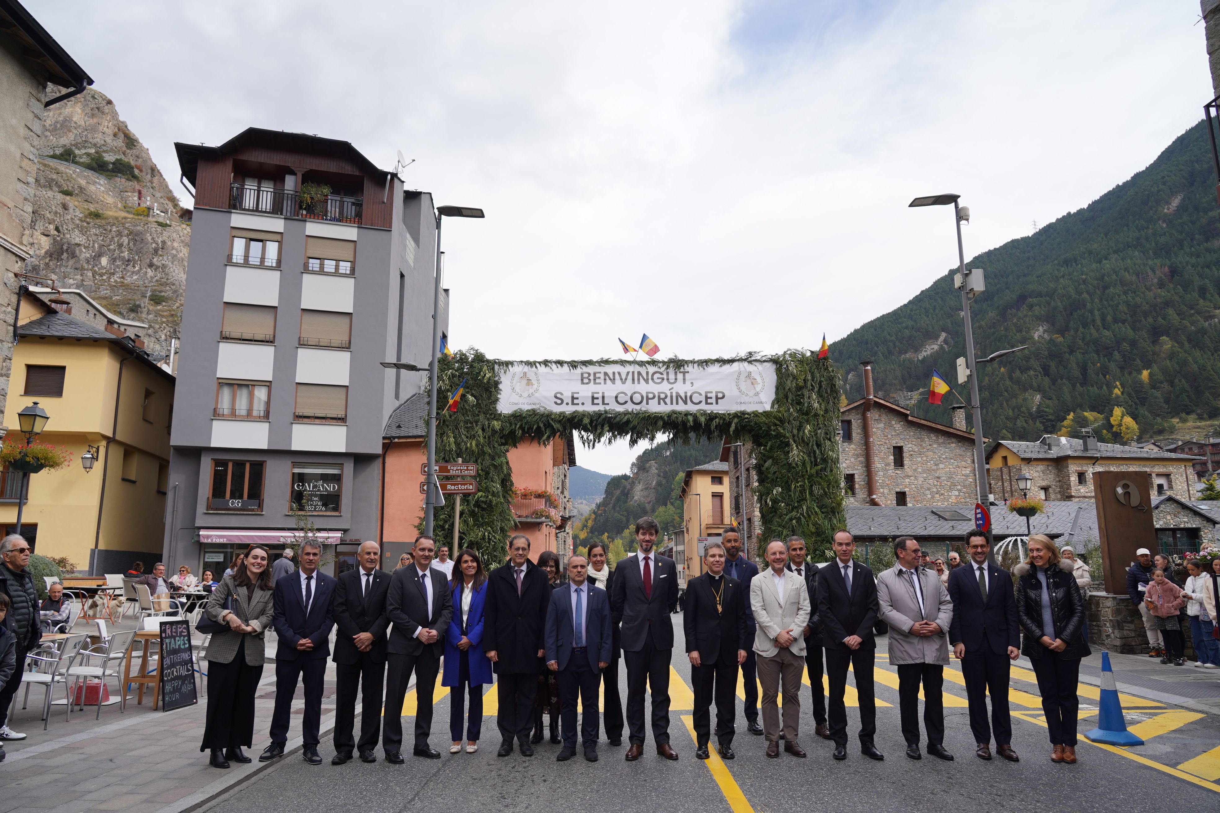 La fotografia sota la pancarta. La fotografia sota la pancarta.