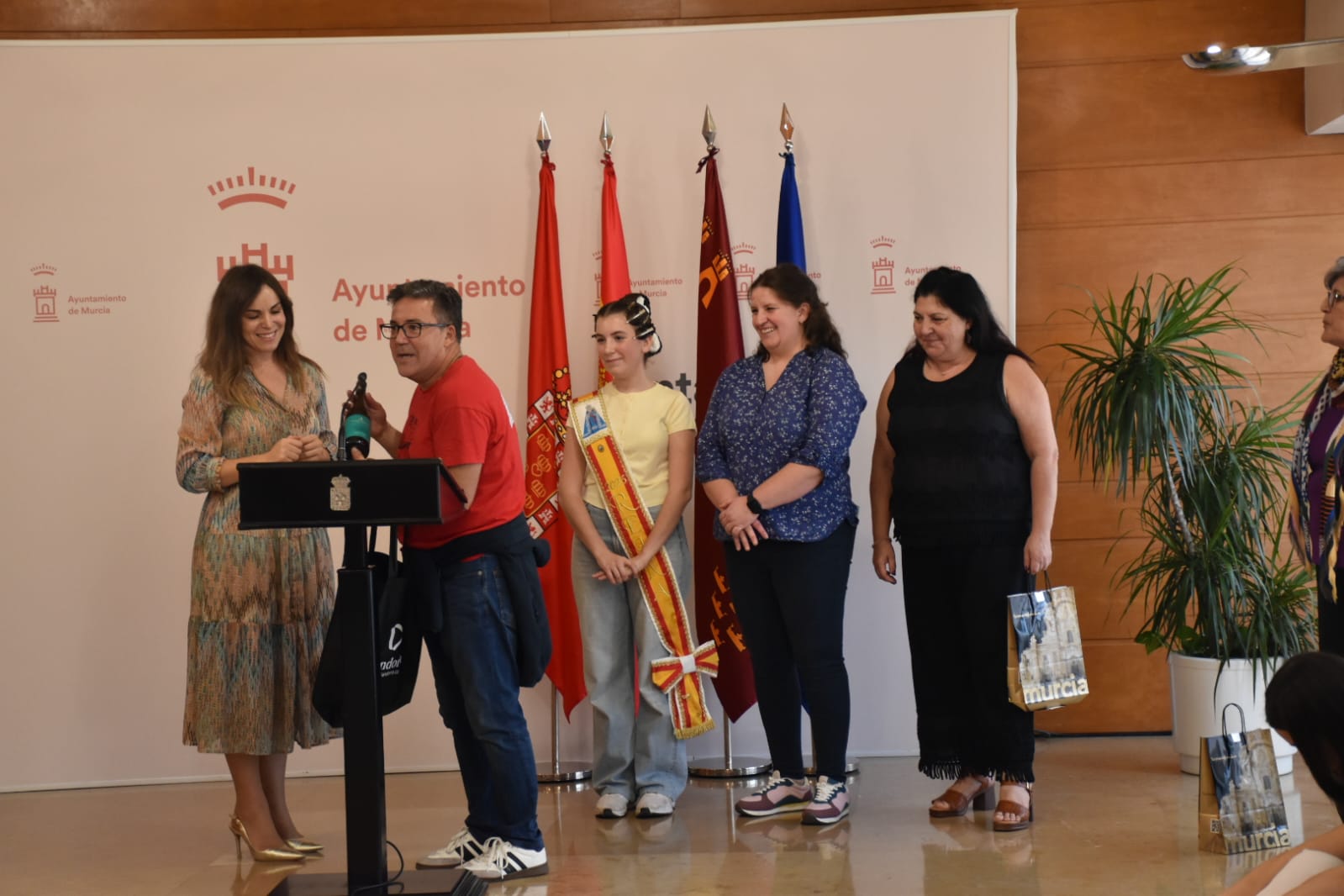 El president de l'associació andorrana, en la rebuda a l'ajuntament de Múrcia. El president de l'associació andorrana, en la rebuda a l'ajuntament de Múrcia.