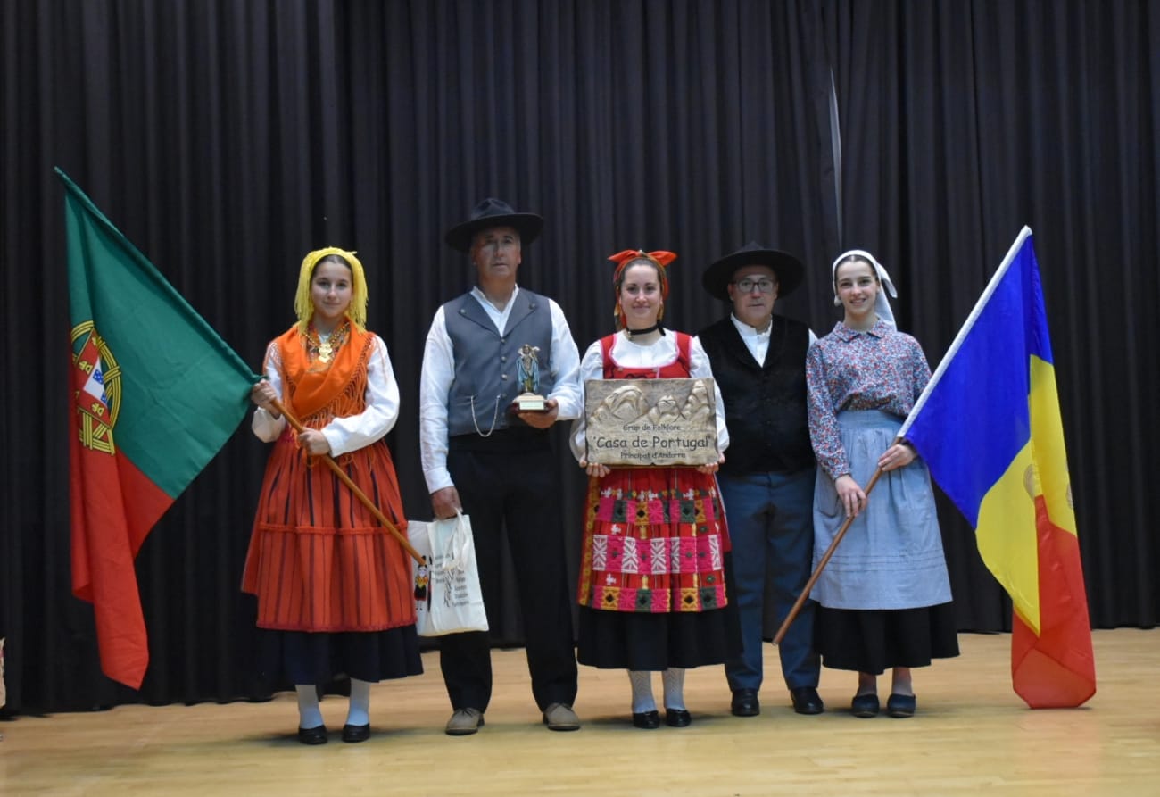 Les banderes de Portugal i Andorra i un obsequi per recordar aquest intercanvi. Les banderes de Portugal i Andorra i un obsequi per recordar aquest intercanvi.