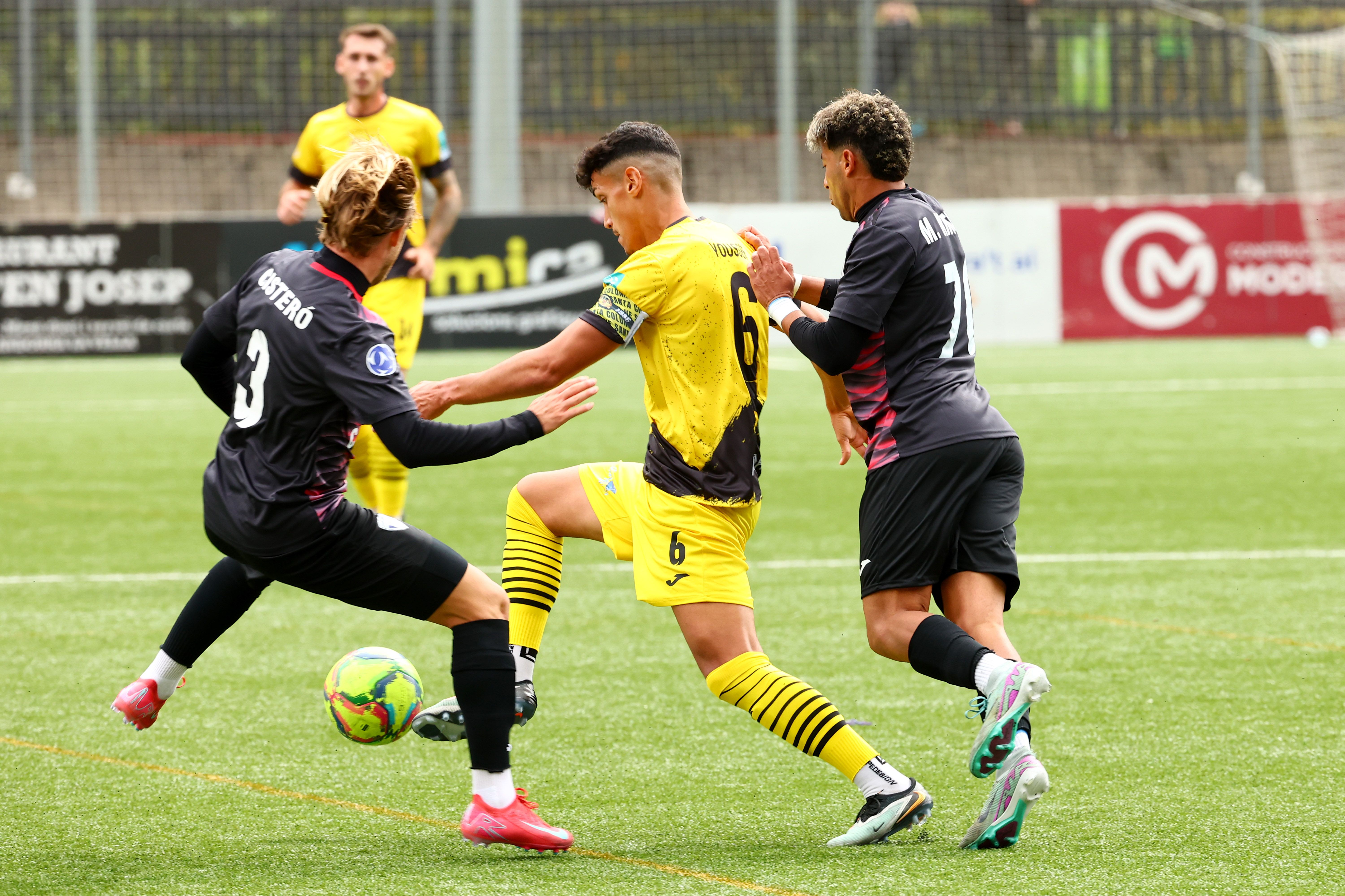 El duel entre l'FC Santa Coloma i la UE ha acabat amb victòria per la mínima pels locals.