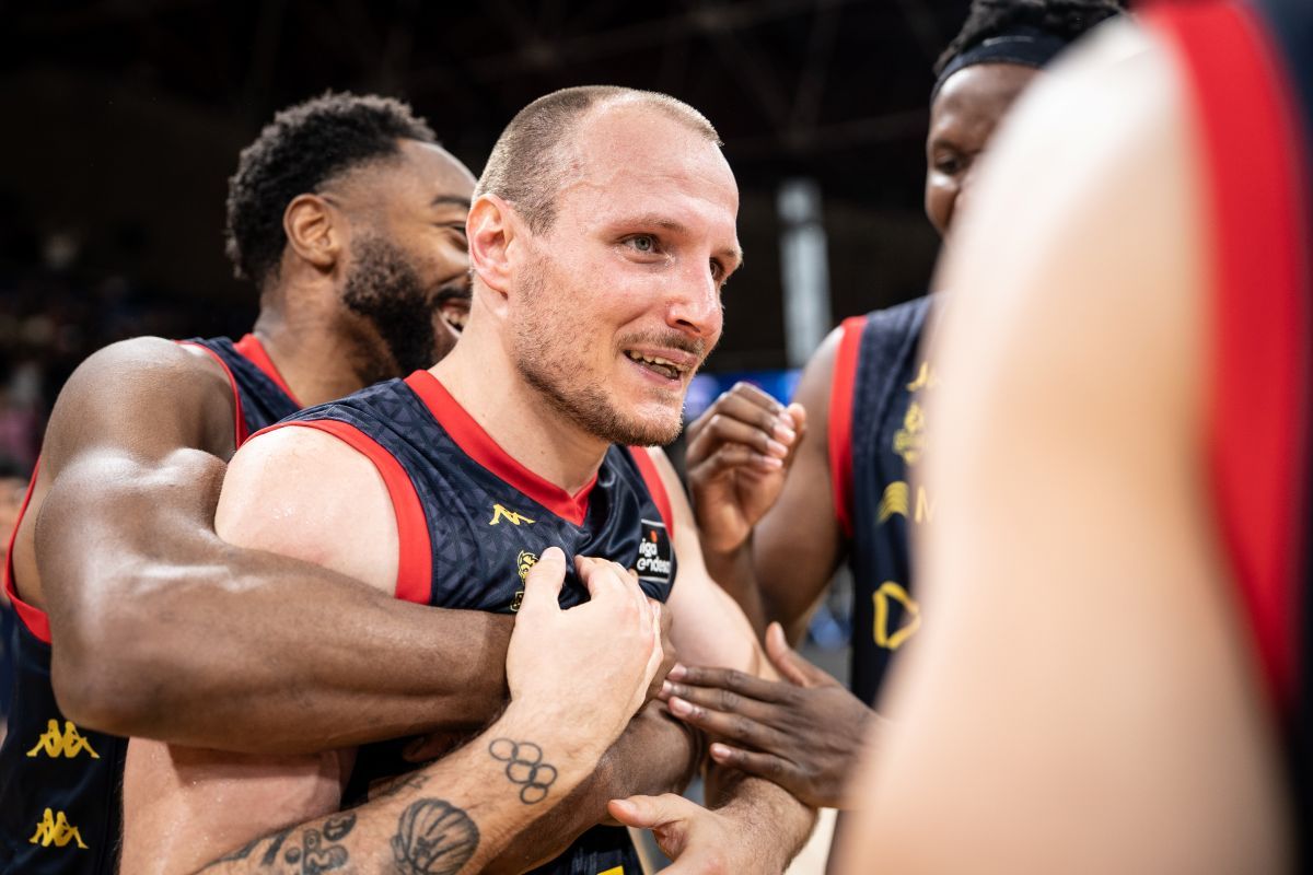 Tots els companys van sortir disparats per celebrar l'agònica cistella de Rafa Luz contra el Girona.