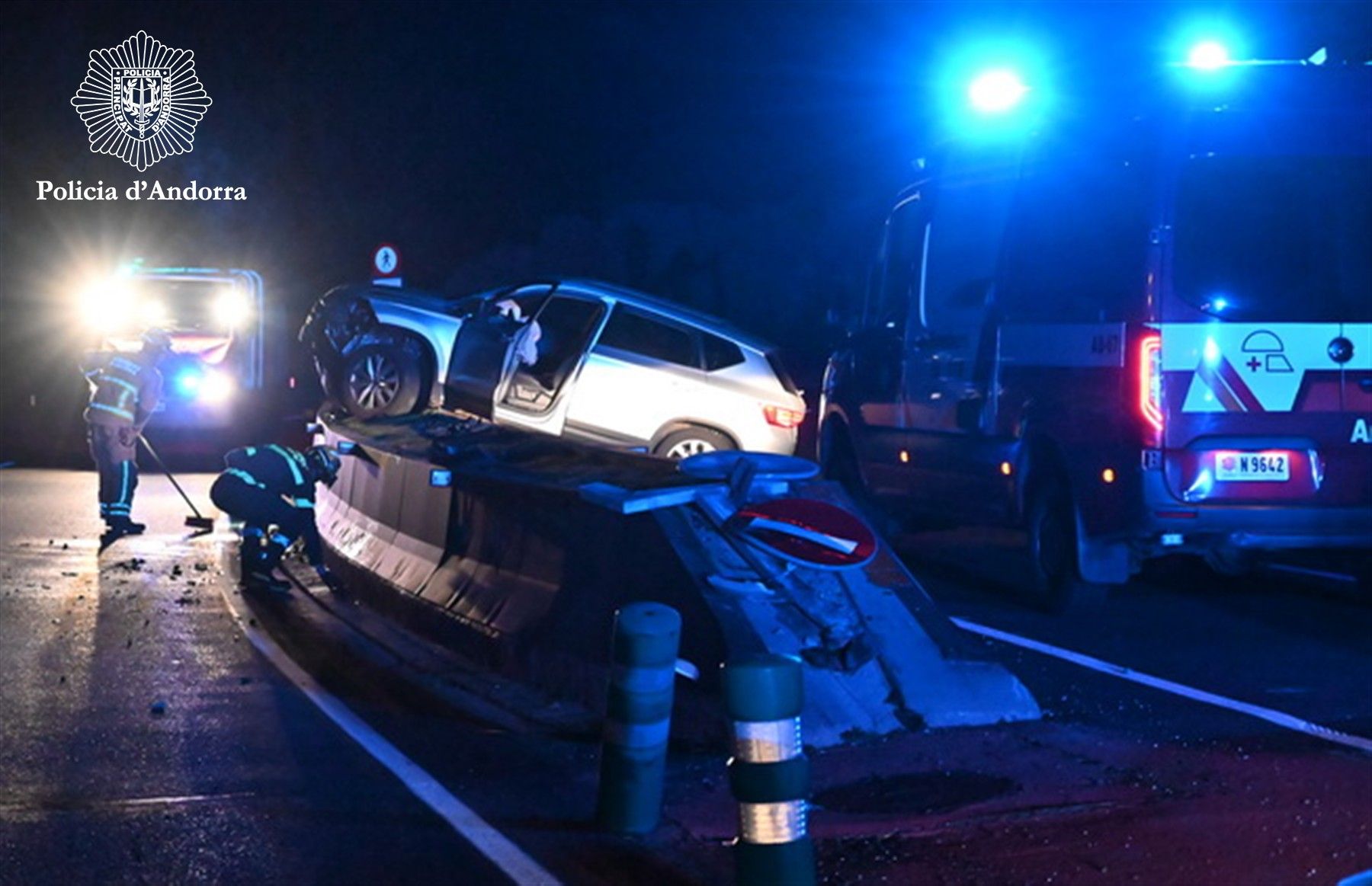 El cotxe enfilat al mur de protecció dels carrils.