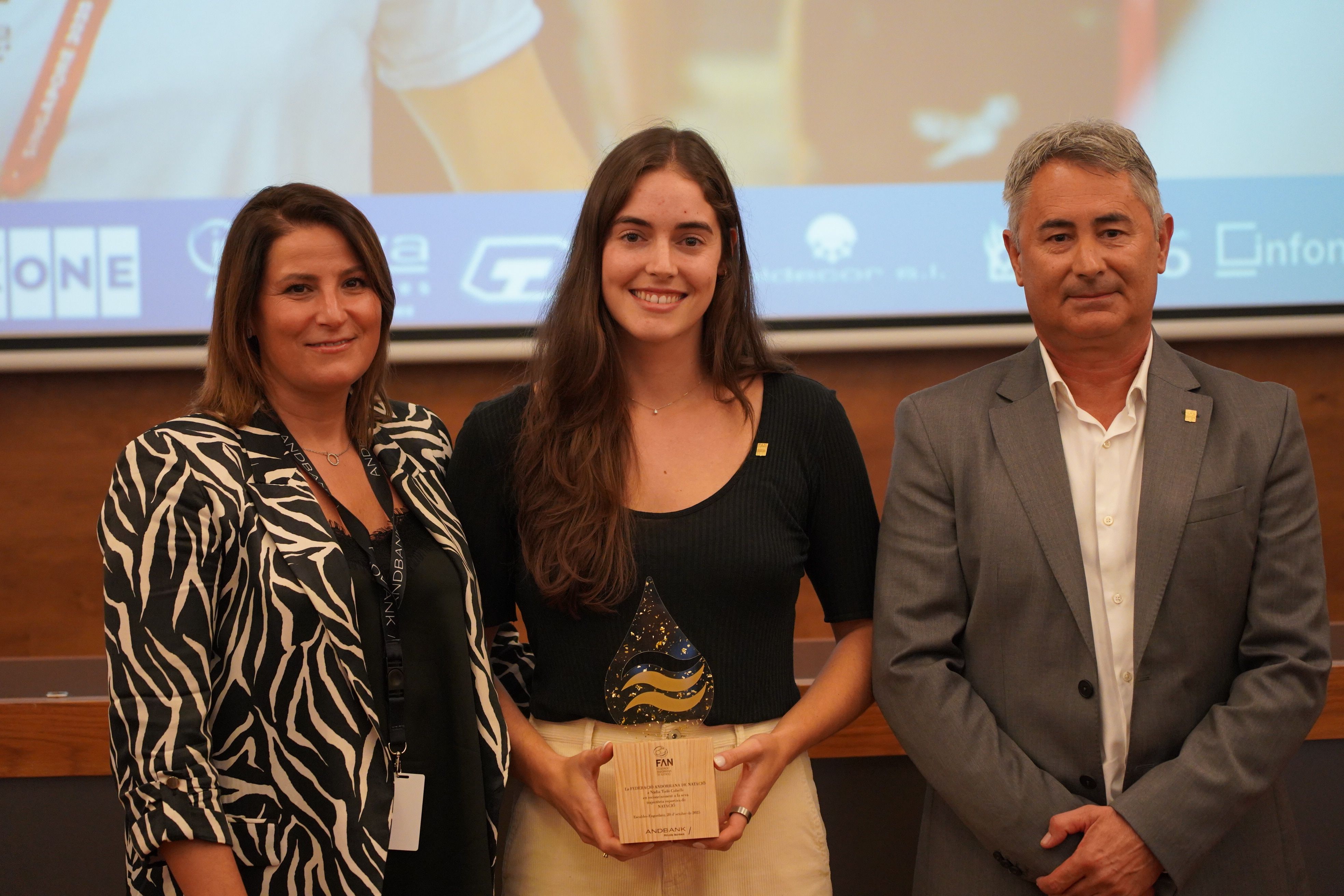 Nàdia Tudó, amb el seu trofeu de reconeixement de la FAN.